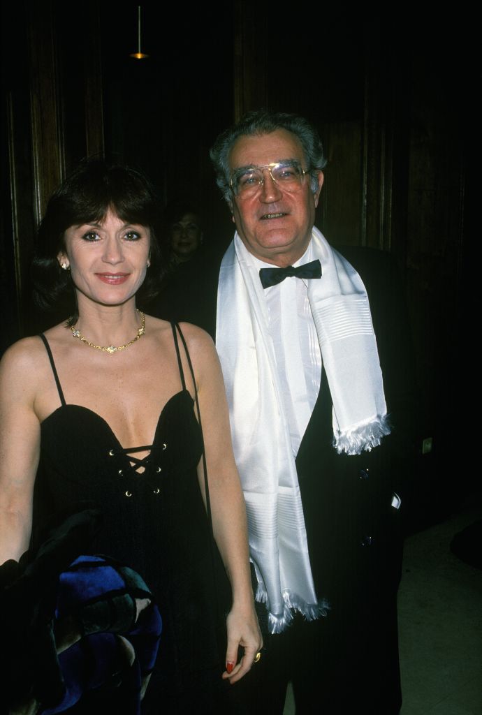 L'actrice Danièle Evenou et le ministre Georges Fillioud Au Théâtre des Champs Elysées, Paris, le 26 janvier 1988. |Source : Getty Images