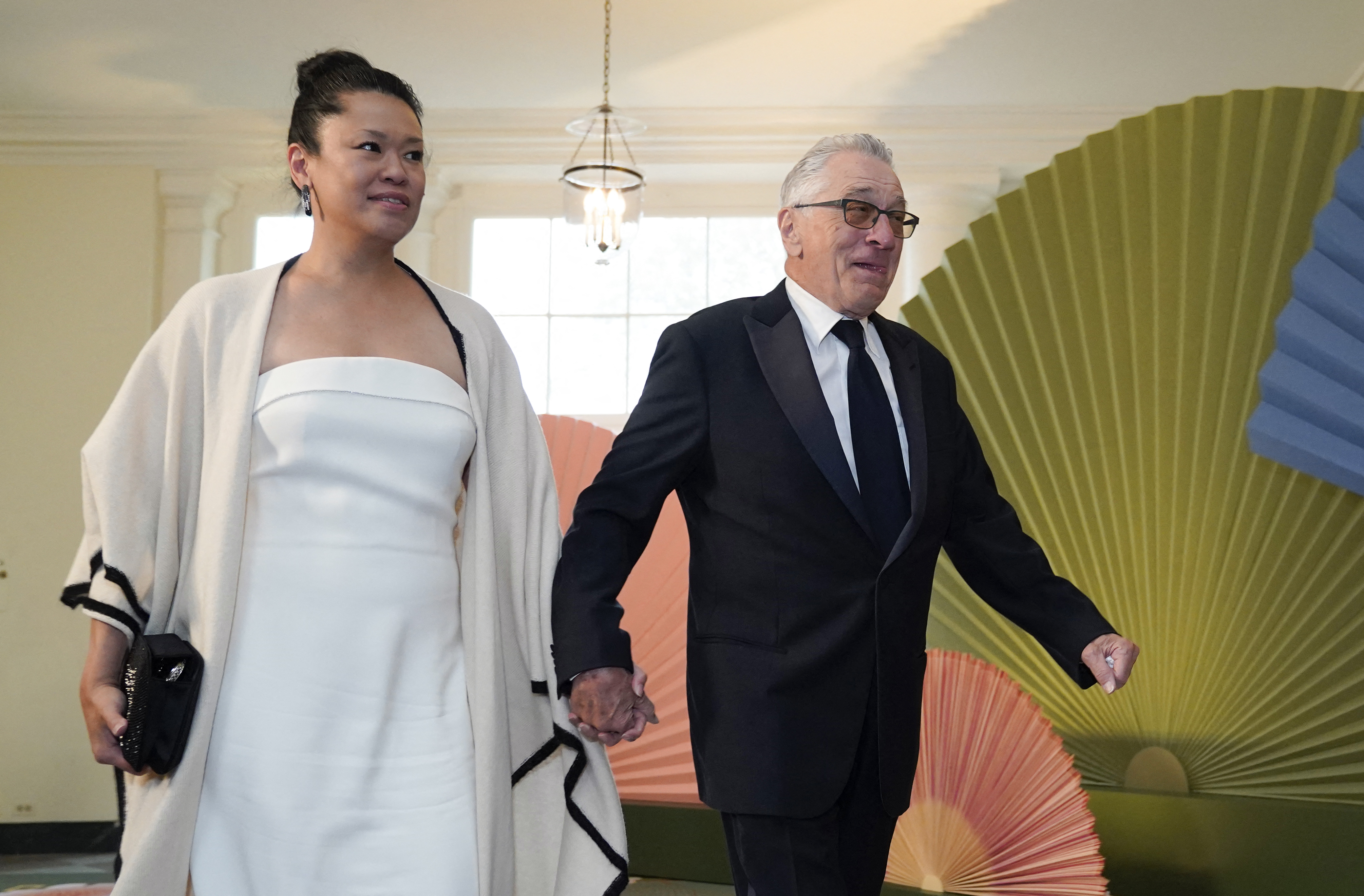 Robert De Niro et Tiffany Chen arrivent pour un dîner d'État en l'honneur du Premier ministre japonais Fumio Kishida, le 10 avril 2024, à la Maison Blanche à Washington, DC. | Source : Getty Images