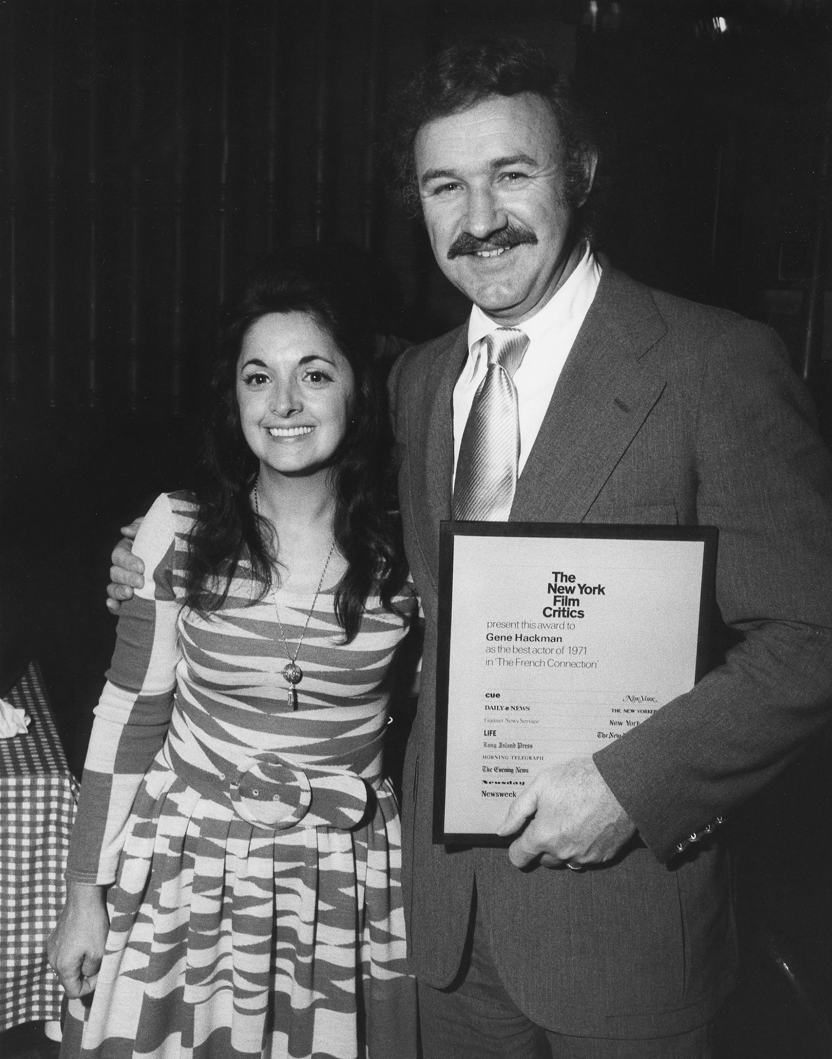 Gene Hackman et Faye Maltese lors de la remise des prix de la critique cinématographique de New York en 1972. | Source : Getty Images