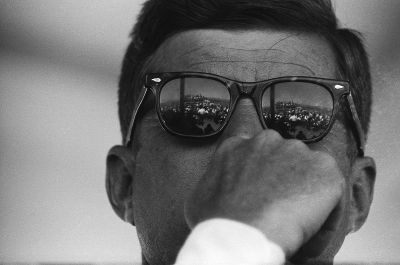 John F. Kennedy le 18 août 1962 sur le Pacheco Pass entre Los Banos et Gilroy, en Californie | Photo : Getty Images