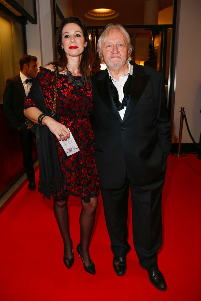 els Arestrup et sa compagne Isabelle Le Novel assistent aux César 2019 à la Salle Pleyel le 22 février 2019 à Paris, France. | Photo : Getty Images