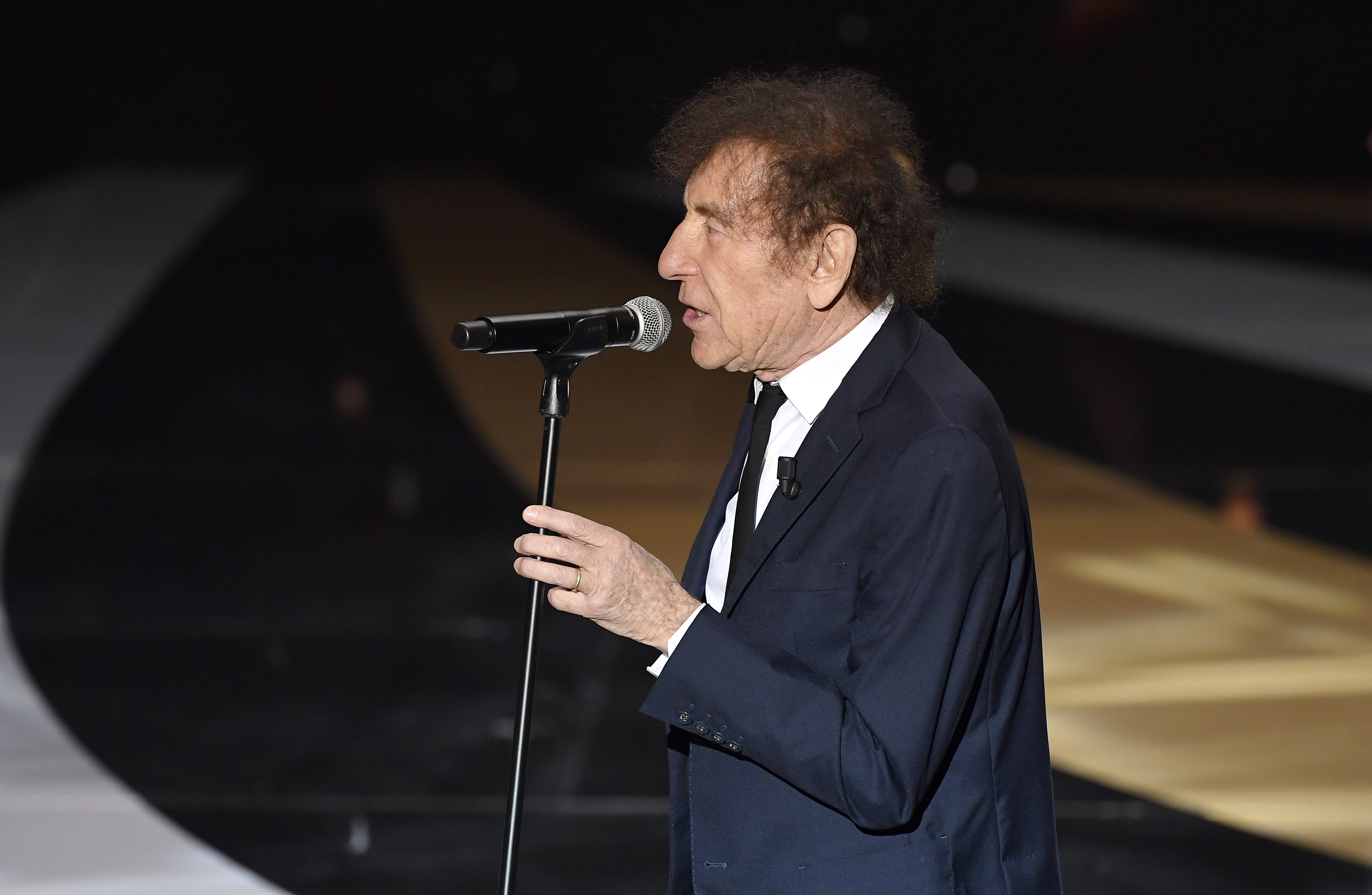 Alain Souchon sur scène lors de la 46e cérémonie des César du cinéma à l'Olympia le 12 mars 2021 à Paris, France. | Photo : Getty Images