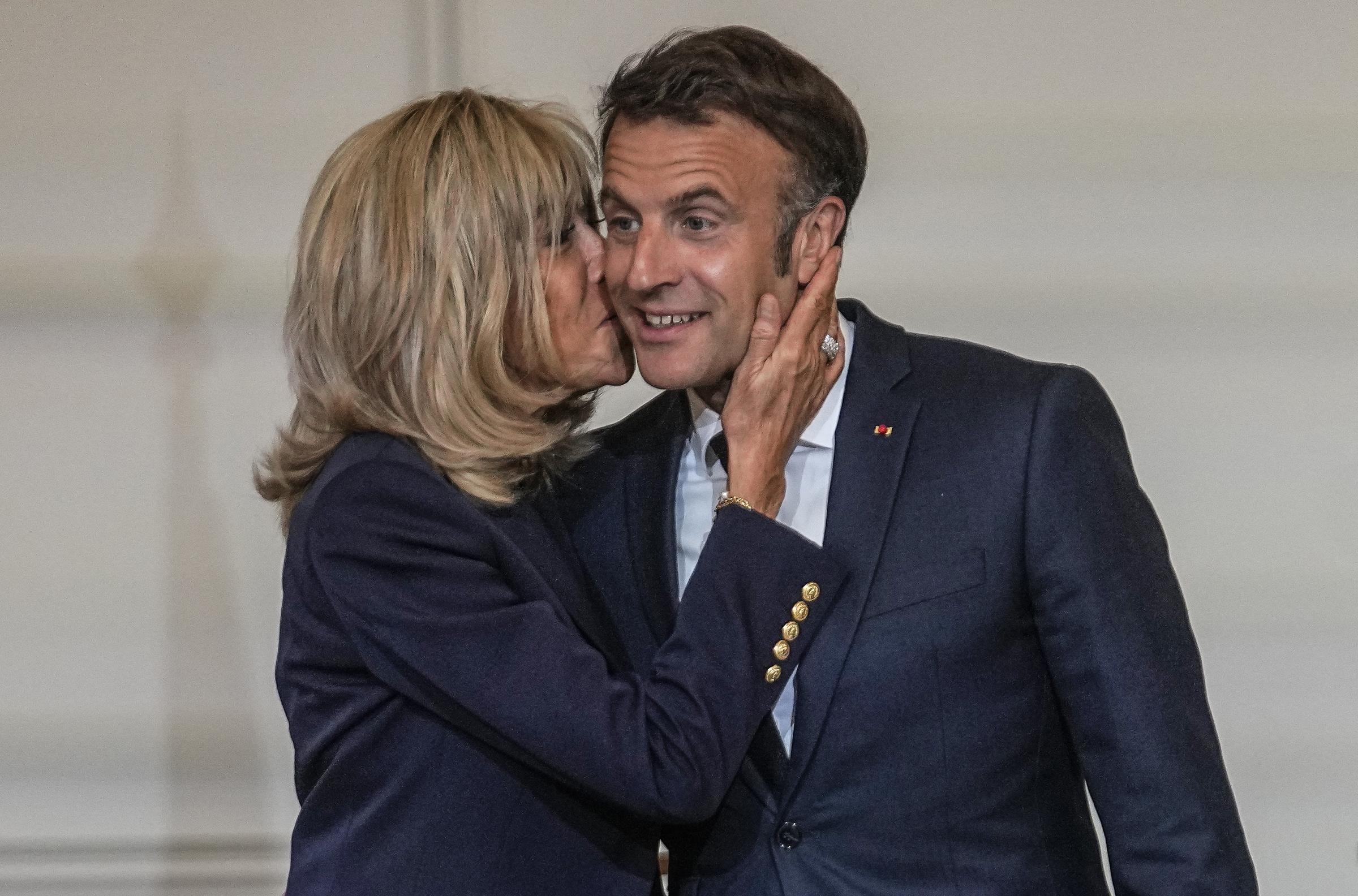 Brigitte embrassant son mari sur la joue au palais de l'Élysée lors de la cérémonie de remise du prix
