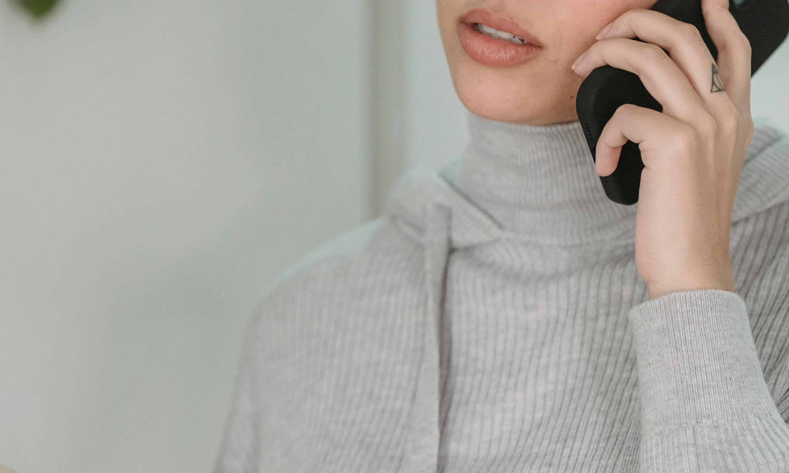 Une femme qui passe un appel téléphonique | Source : Pexels