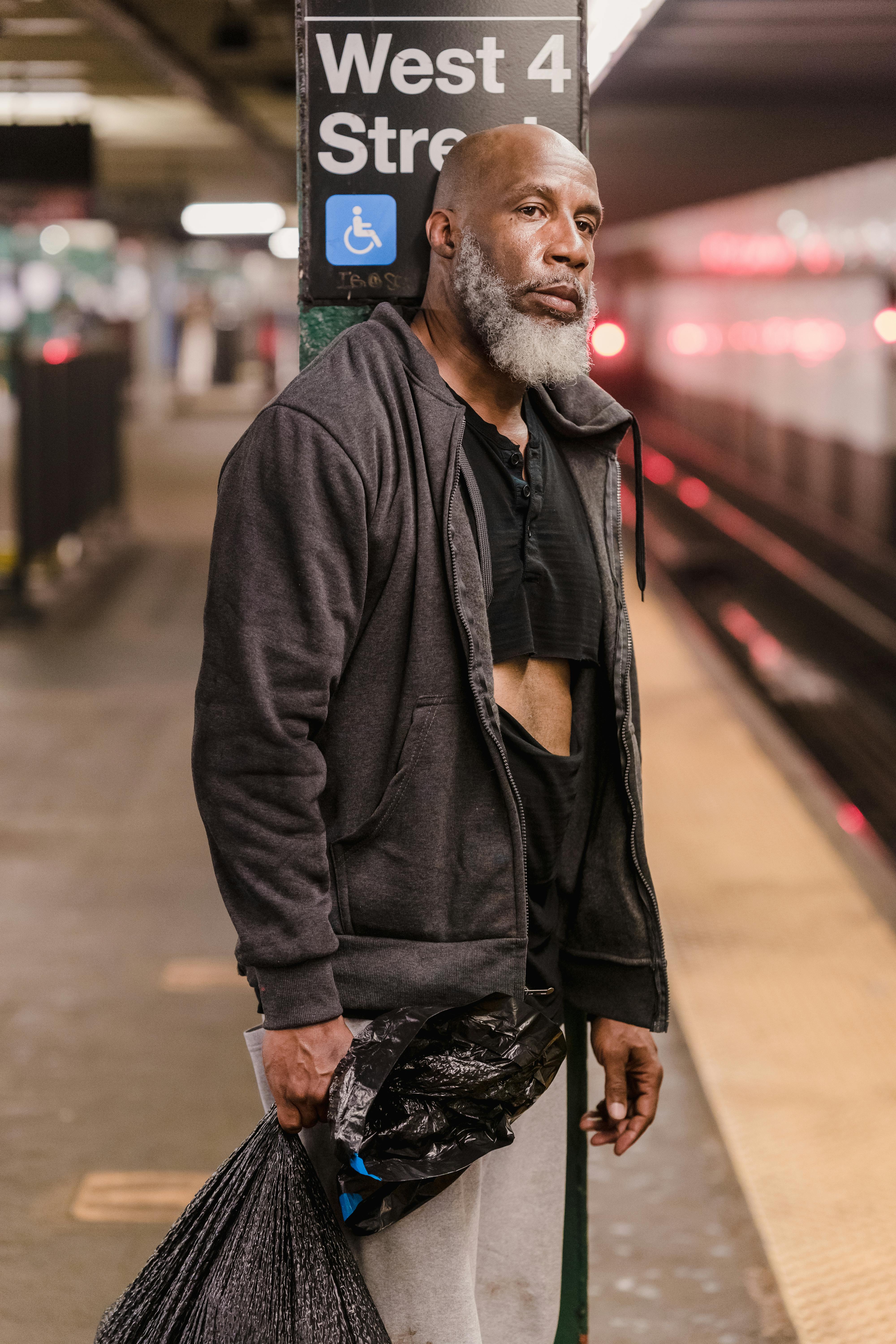 Homme en veste noire debout près d'un trottoir | Source : Pexels