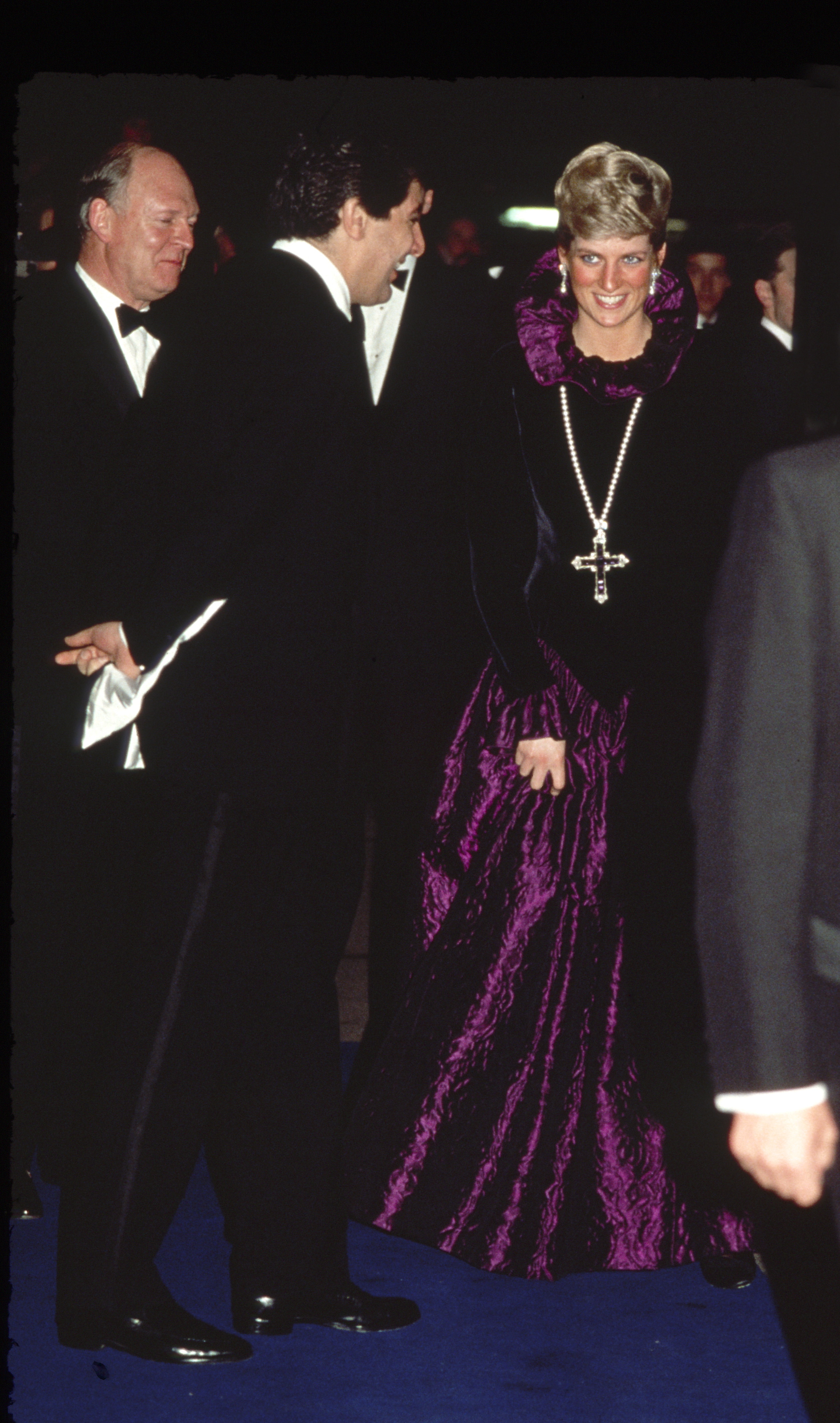 La princesse Diana arrive à un gala de charité organisé par le joaillier Garrard à Londres, Angleterre, le 27 octobre 1987. | Source : Getty Images