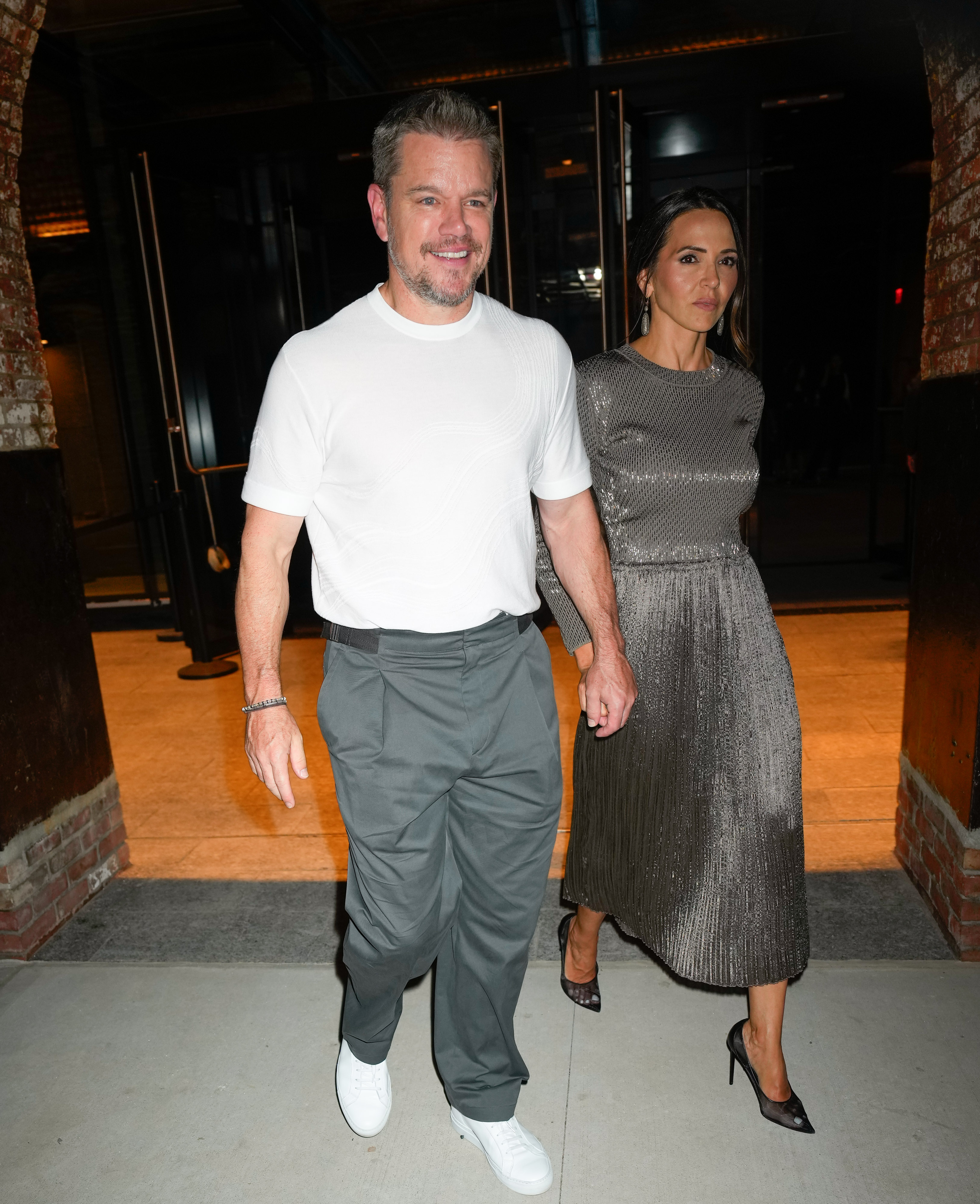 Matt Damon et Luciana Barroso photographiés à la sortie du défilé de mode Hermès le 14 septembre 2023 à New York | Source : Getty Images