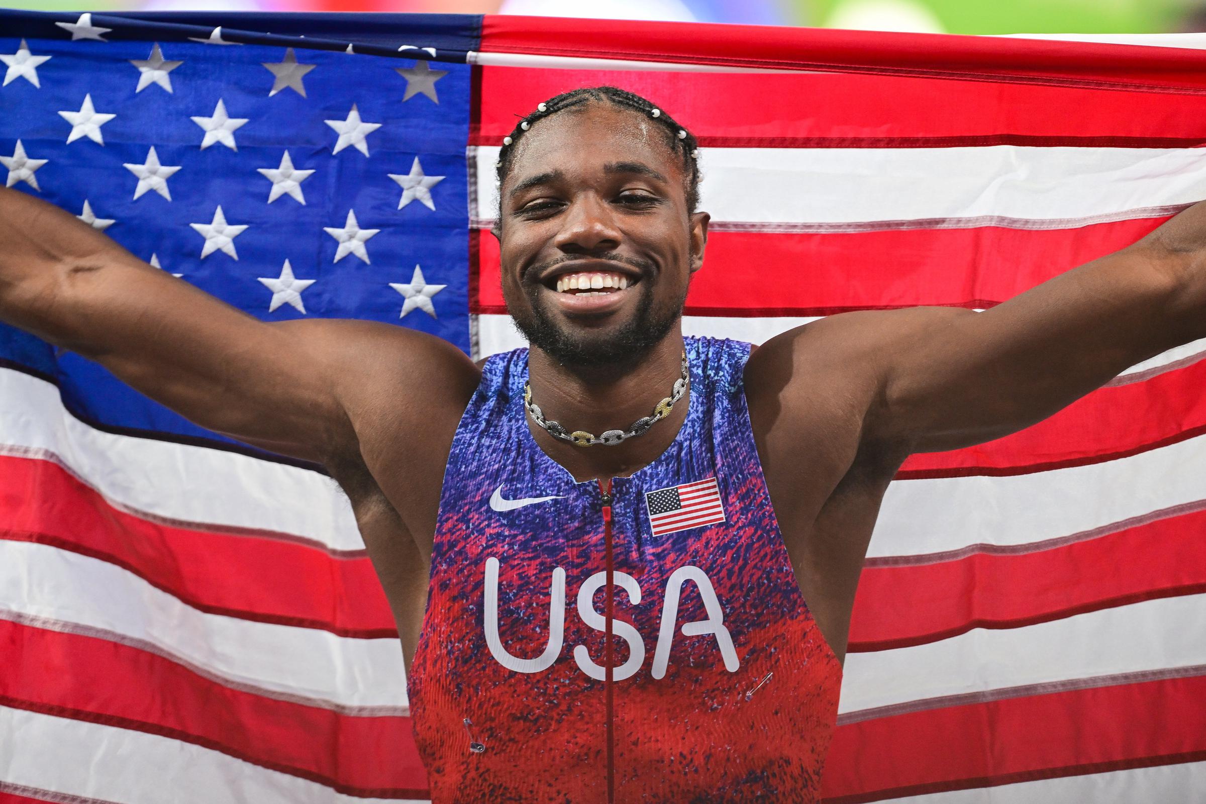 Noah Lyles célèbre la victoire de la médaille d'or après avoir disputé la finale du 100 m masculin aux Jeux olympiques Paris 2024 à Paris, en France, le 4 août 2024. | Source : Getty Images