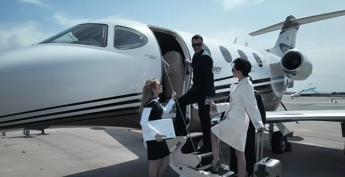 Un couple riche monte à bord d'un avion | Source : Shutterstock