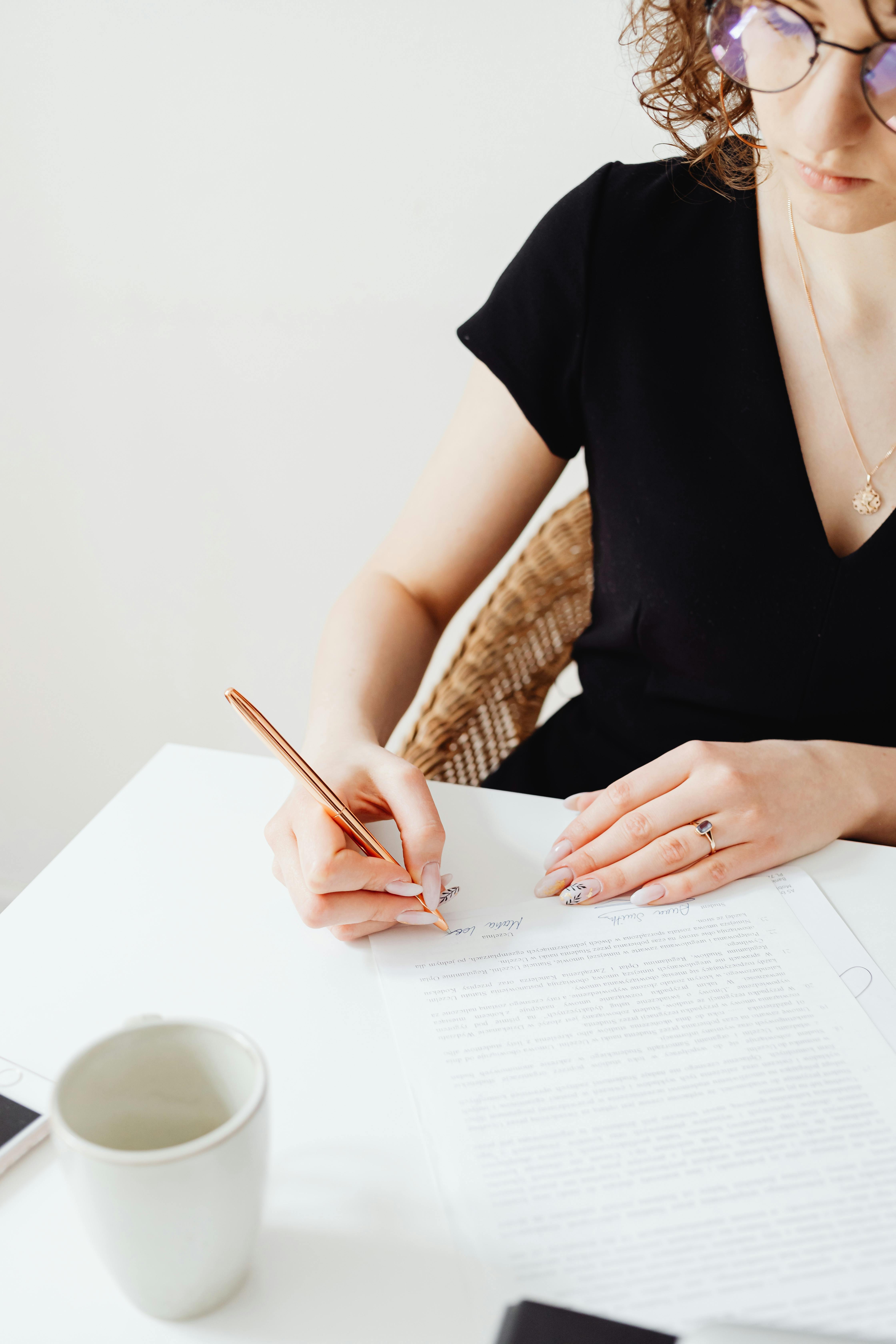 Une femme signant un document | Source : Pexels