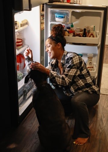 Une femme regardant dans son frigidaire. | Photo : Unsplash