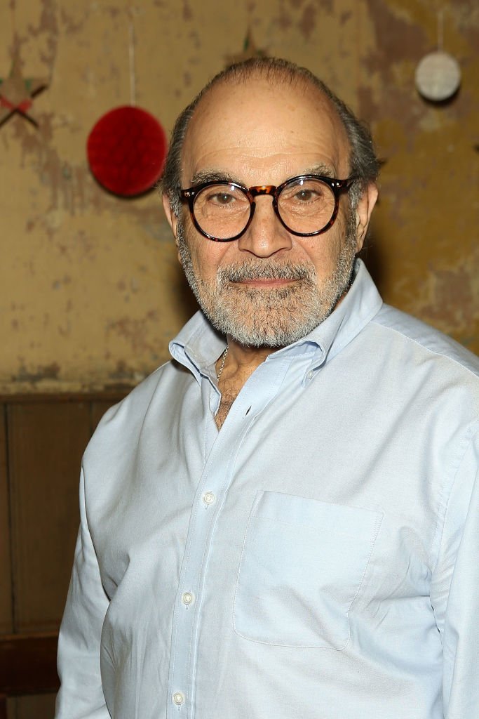 David Suchet assiste à la représentation de la nuit de la presse de "Christmas Carol - A Fairy Tale" au Wilton's Music Hall le 5 décembre 2019 à Londres, en Angleterre.  | Photo : Getty Images