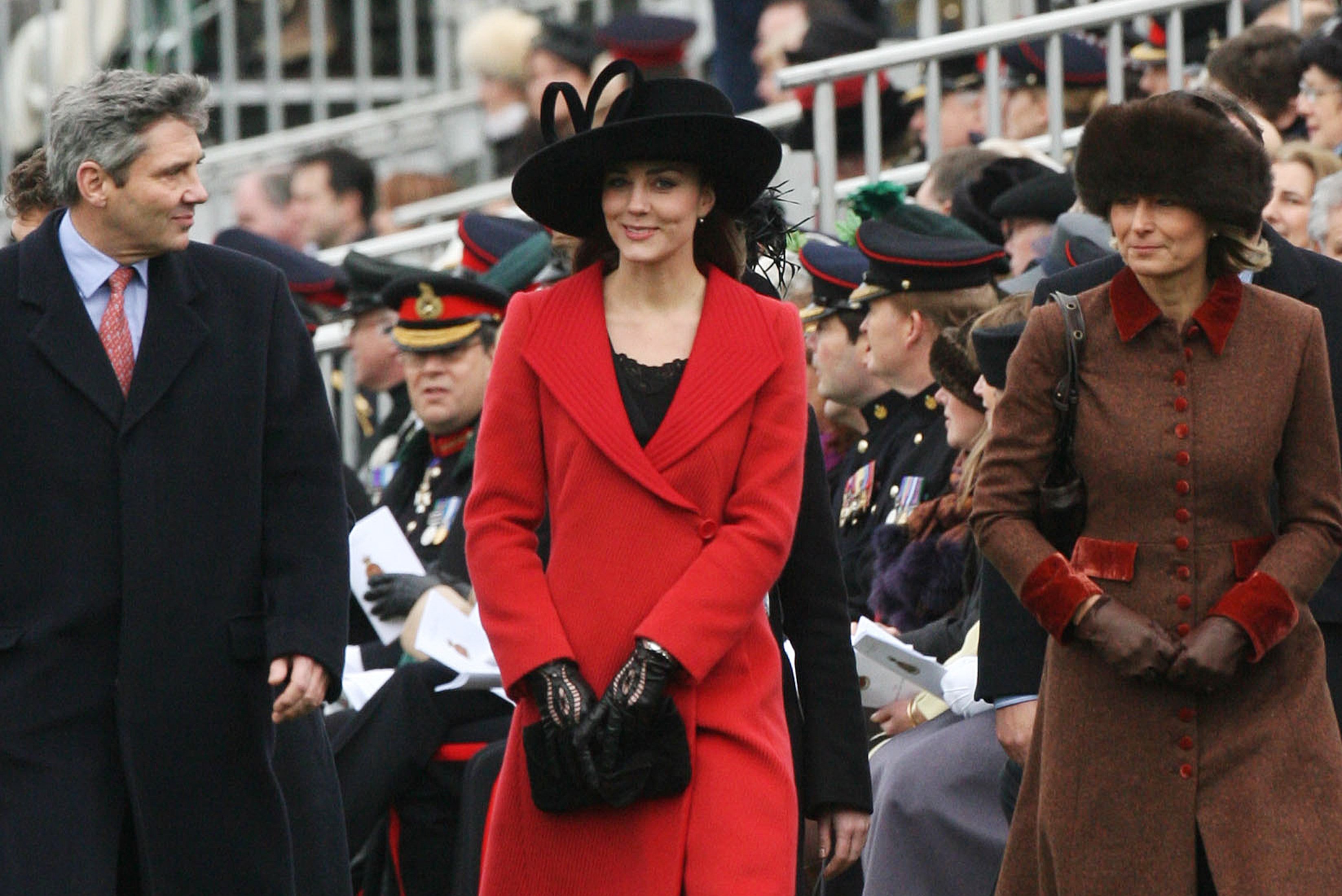 Kate Middleton photographiée avec ses parents, Carole et Michael Middleton, lors de la Sovereign's Parade à l'Académie militaire de Sandhurst. | Source : Getty Images