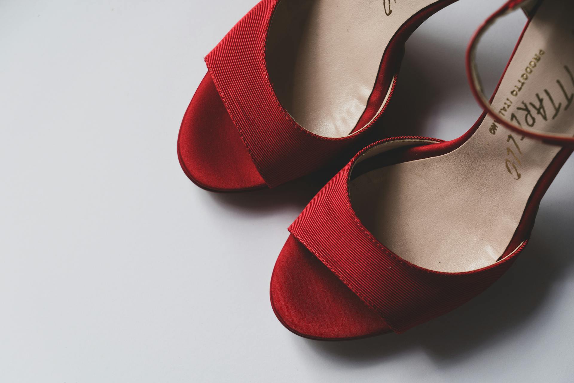 Des chaussures rouges sur le sol | Source : Pexels