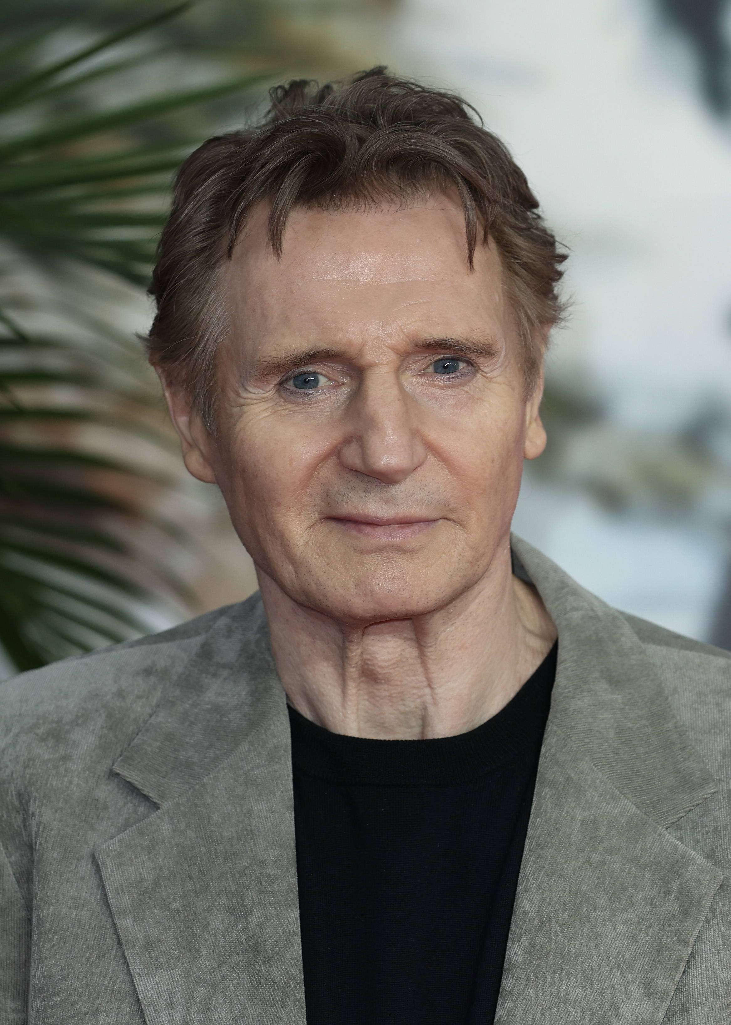 Liam Neeson sourit à la caméra sur le tapis rouge de la première britannique du film « Y a-t-il un flic pour sauver le monde ? » au Cineworld Leicester Square à Londres, en Angleterre, le 22 juillet 2025 | Source : Getty Images
