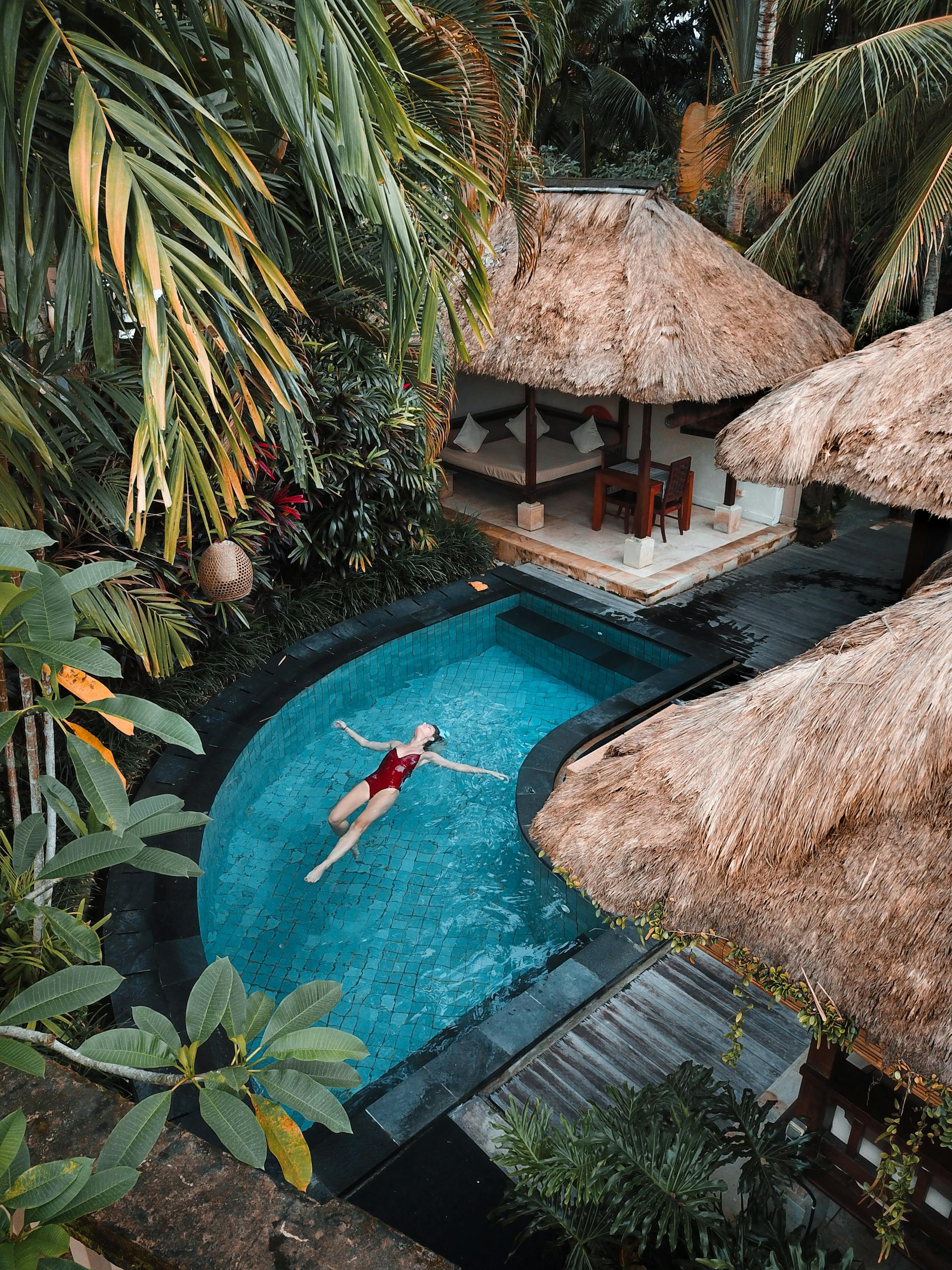 Une femme faisant trempette dans la piscine | Source : Pexels