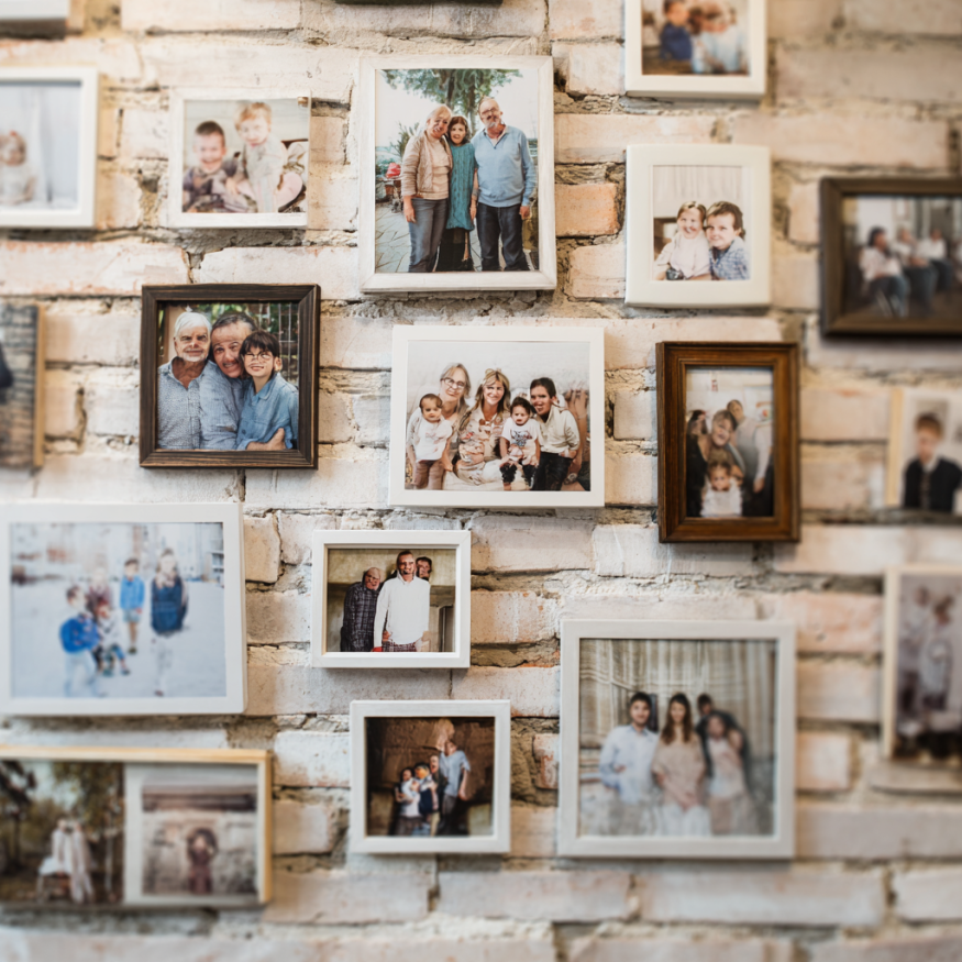 Un mur rempli de photos de famille | Source : Midjourney