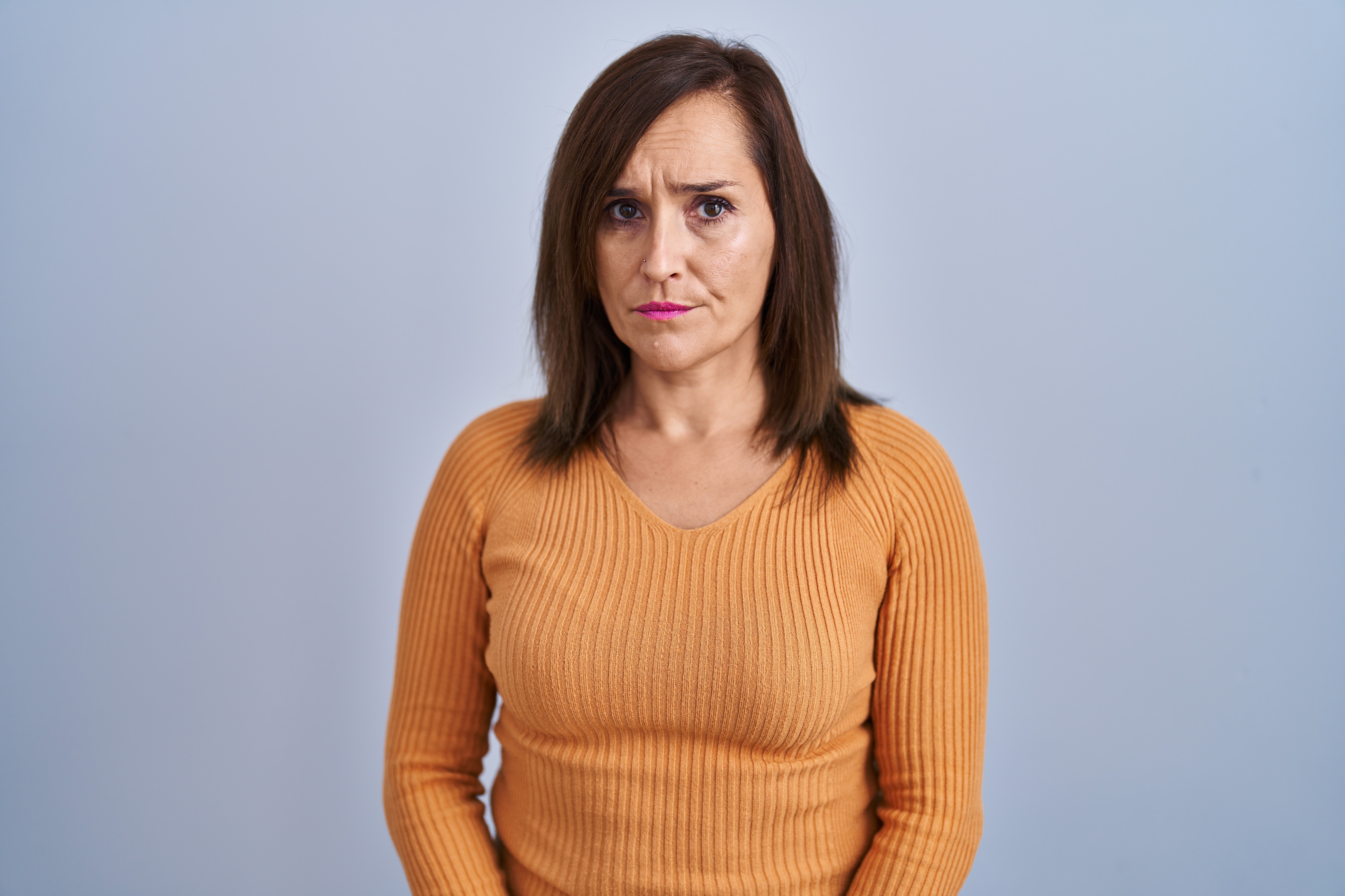 Une femme à l'air en colère | Source : Shutterstock