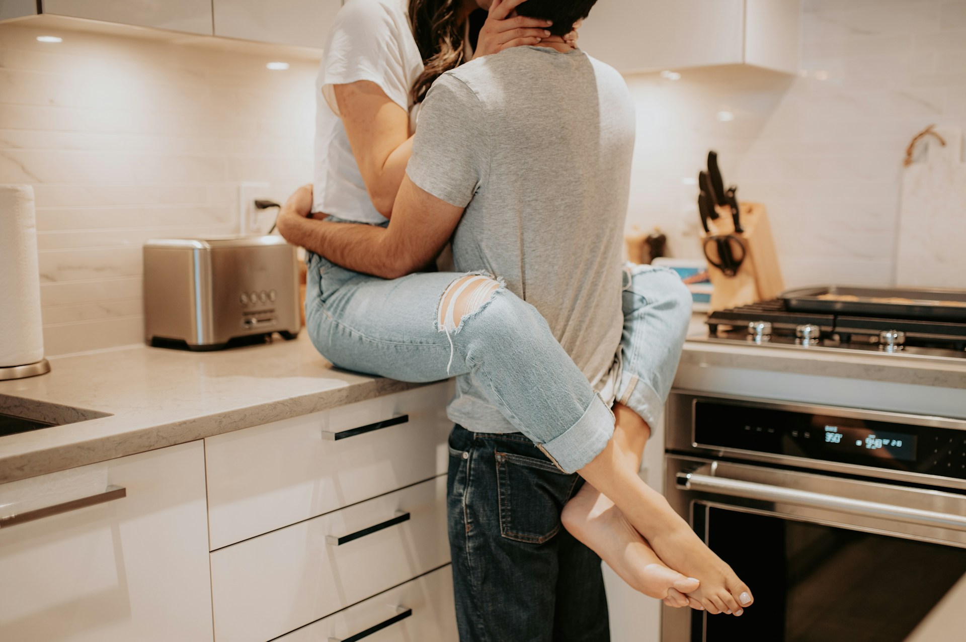 Un couple romantique qui s'enlace dans la cuisine | Source : Unsplash