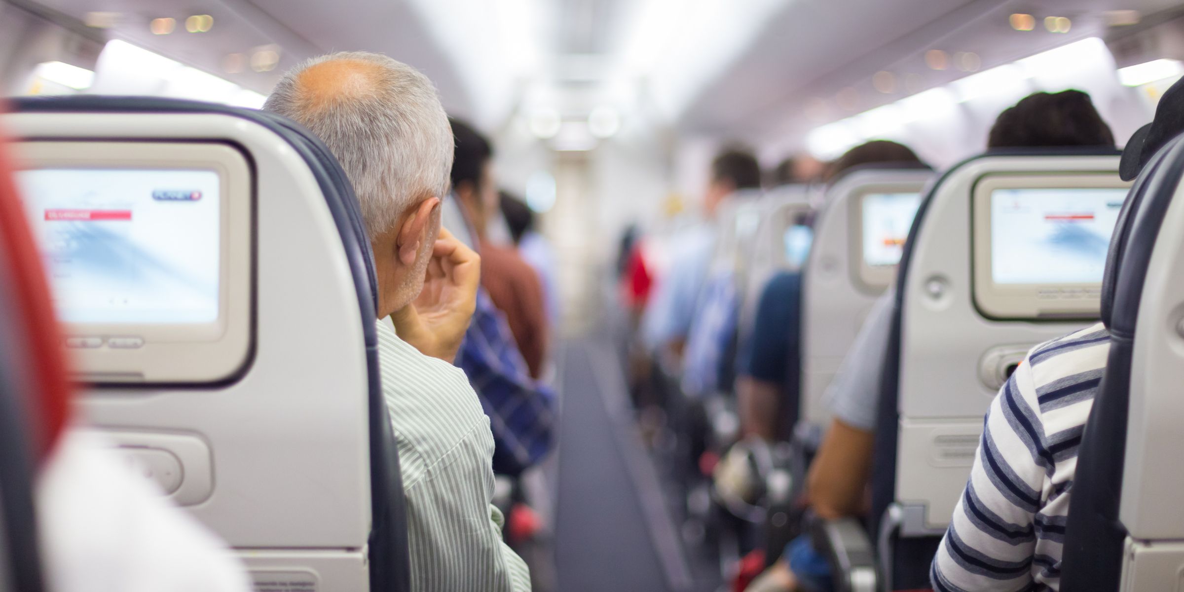 Des passagers dans un avion | Source : Shutterstock