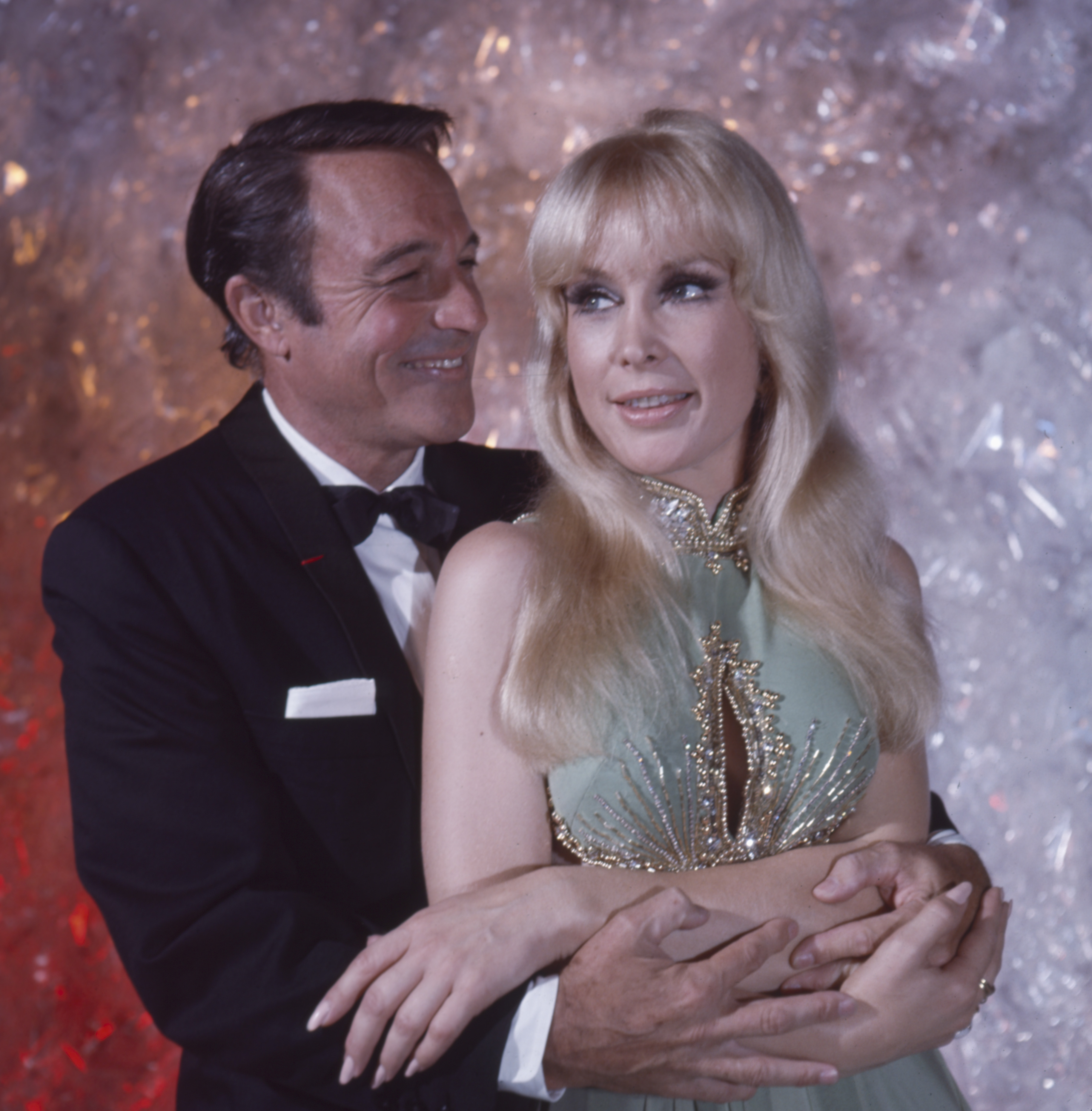 Photo de Gene Kelly et Barbara Eden pour l'émission spéciale de télévision "Changing Scene" en 1970. | Source : Getty Images