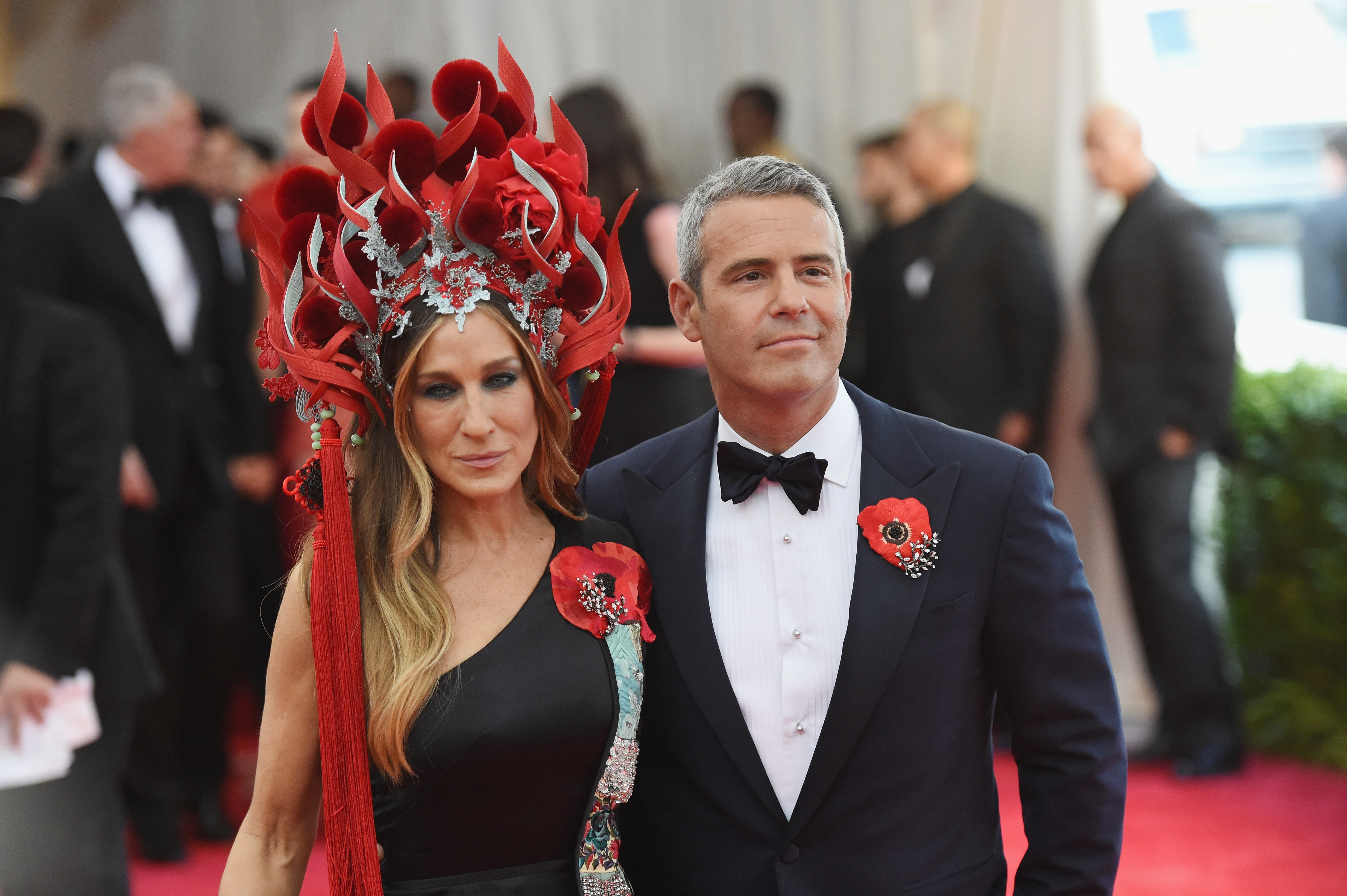 Sarah Jessica Parker et Andy Cohen assistent au gala du Met dont le thème est "La Chine : À travers le miroir", au Metropolitan Museum of Art, le 4 mai 2015, à New York. | Source : Getty Images