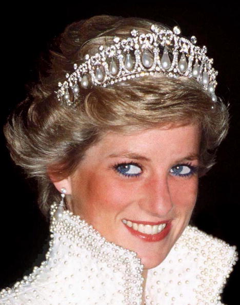 Princesse de Galles, Princesse Diana à Hong Kong portant une couronne de perles et de diamants.| Photo : Getty Images.