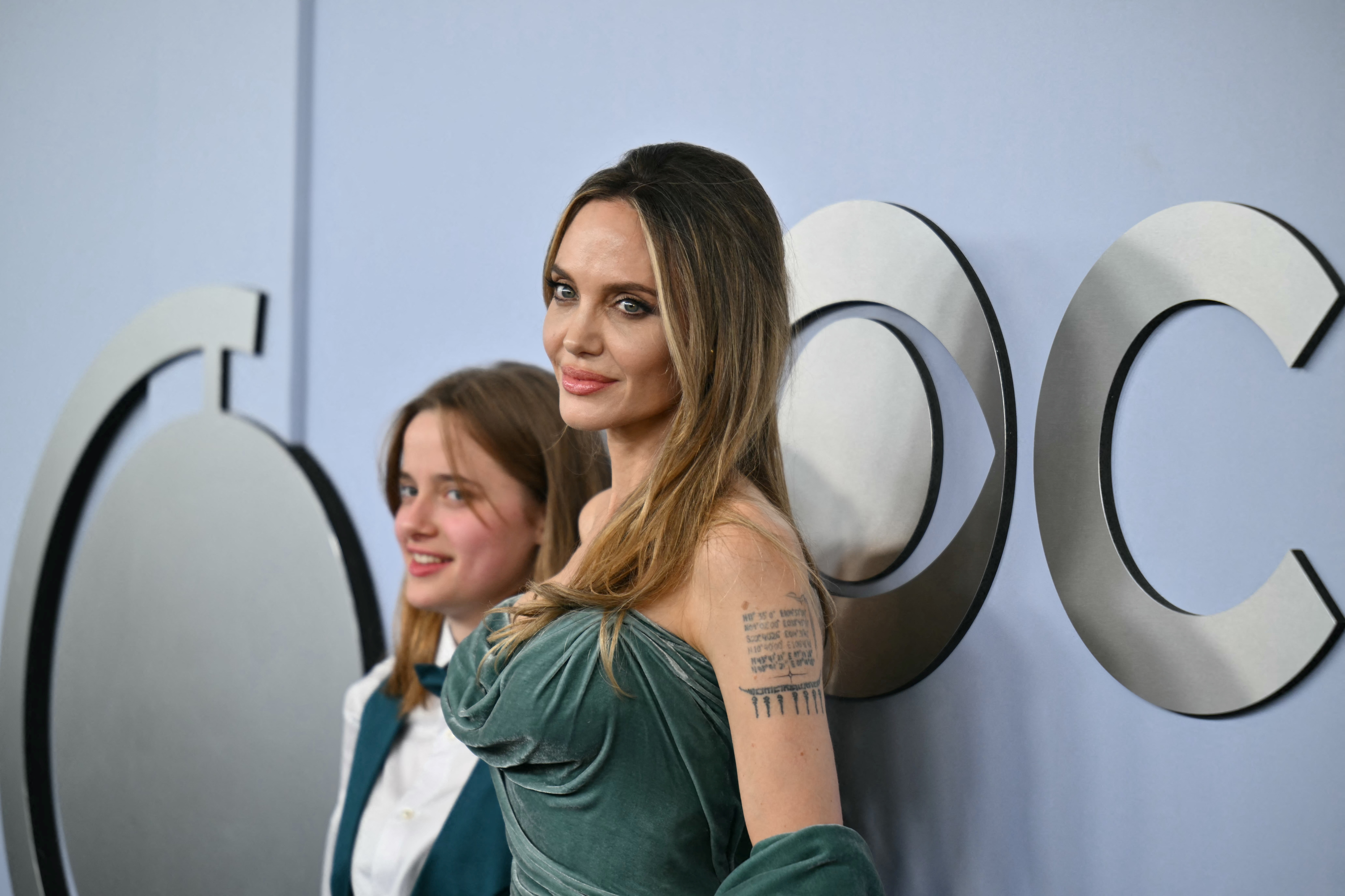 Angelina Jolie et sa fille Vivienne Jolie-Pitt arrivent pour la 77e cérémonie des Tony Awards au Lincoln Center à New York, le 16 juin 2024 | Source : Getty Images