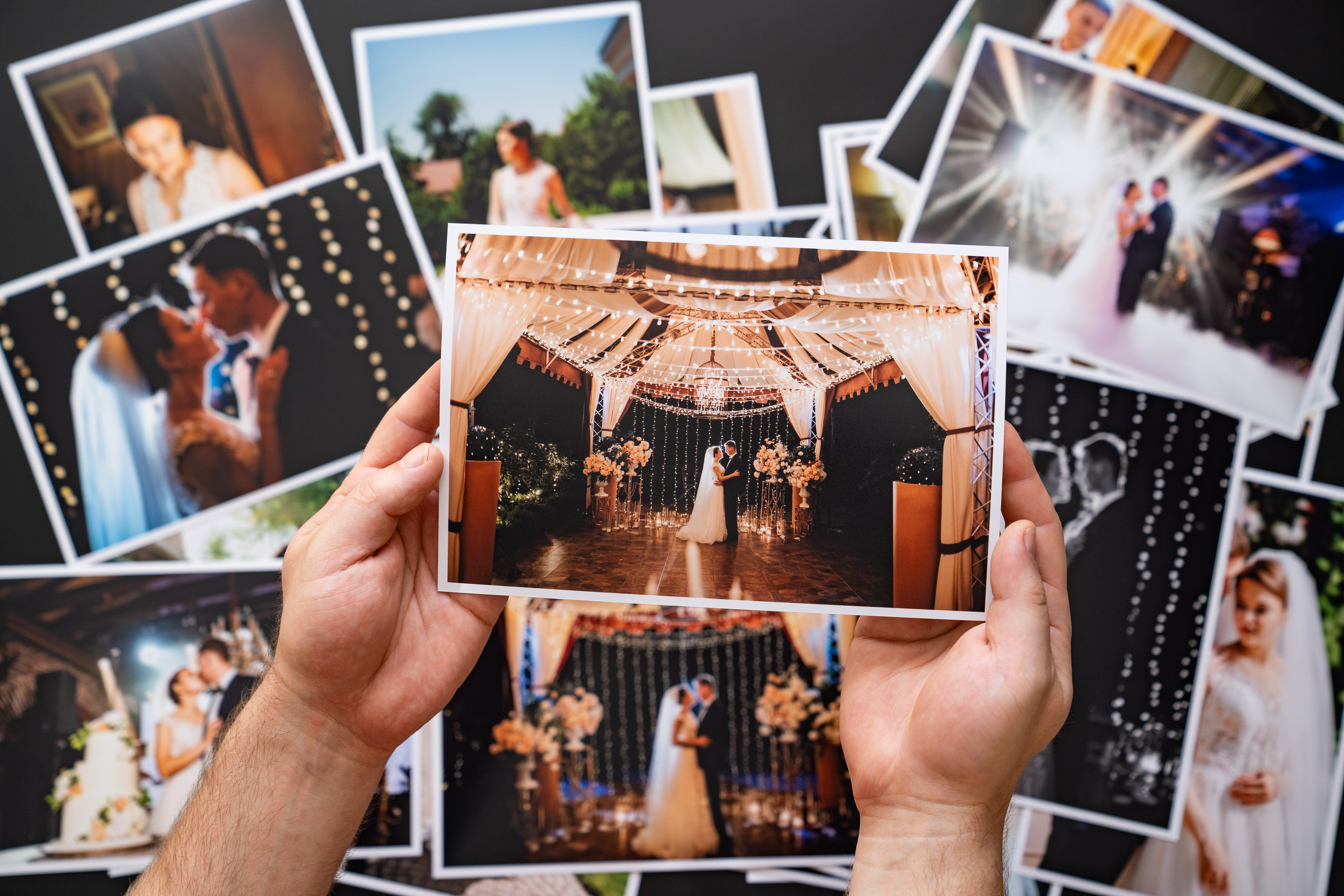 Personne tenant une photographie de mariage | Source : Shutterstock