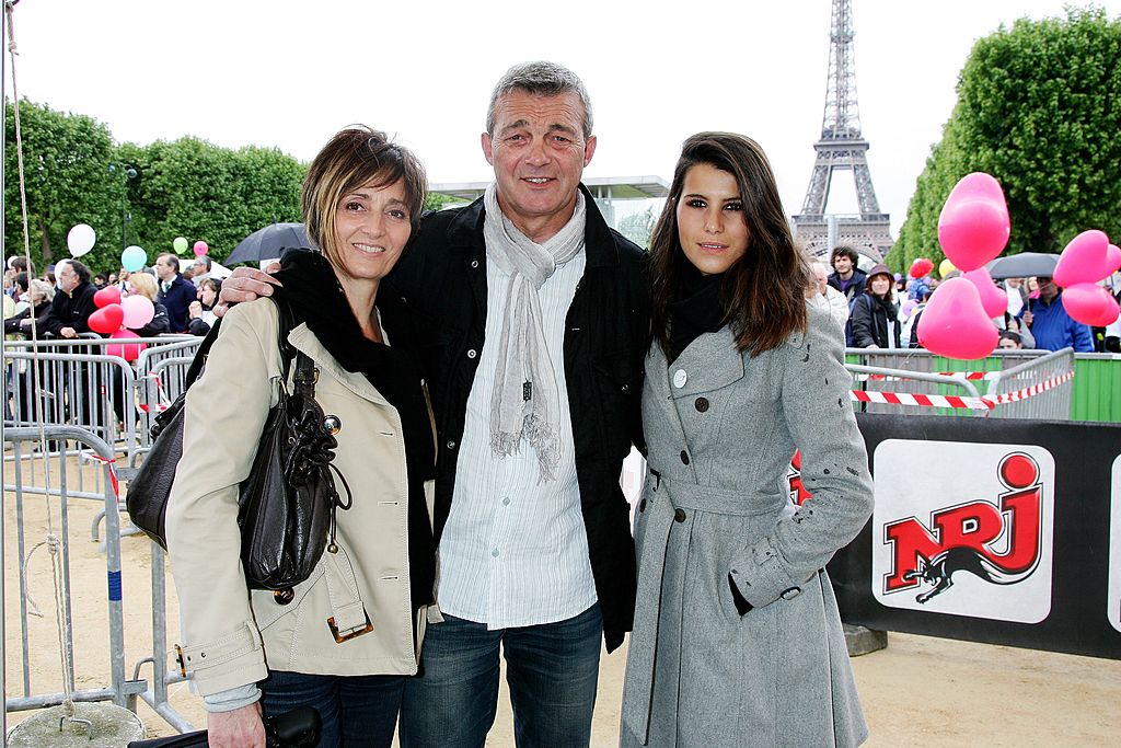 Karine Ferry pose avec les parents de Grégory Lemarchal | Photo : Getty Images