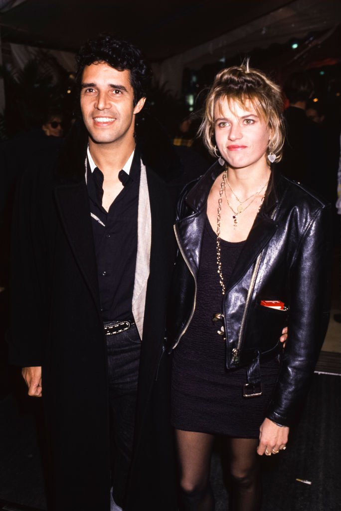 Julien Clerc et sa femme Virginie lors de la soirée 'Virgin' à Paris en novembre 1988, France. | Photo : Getty Images