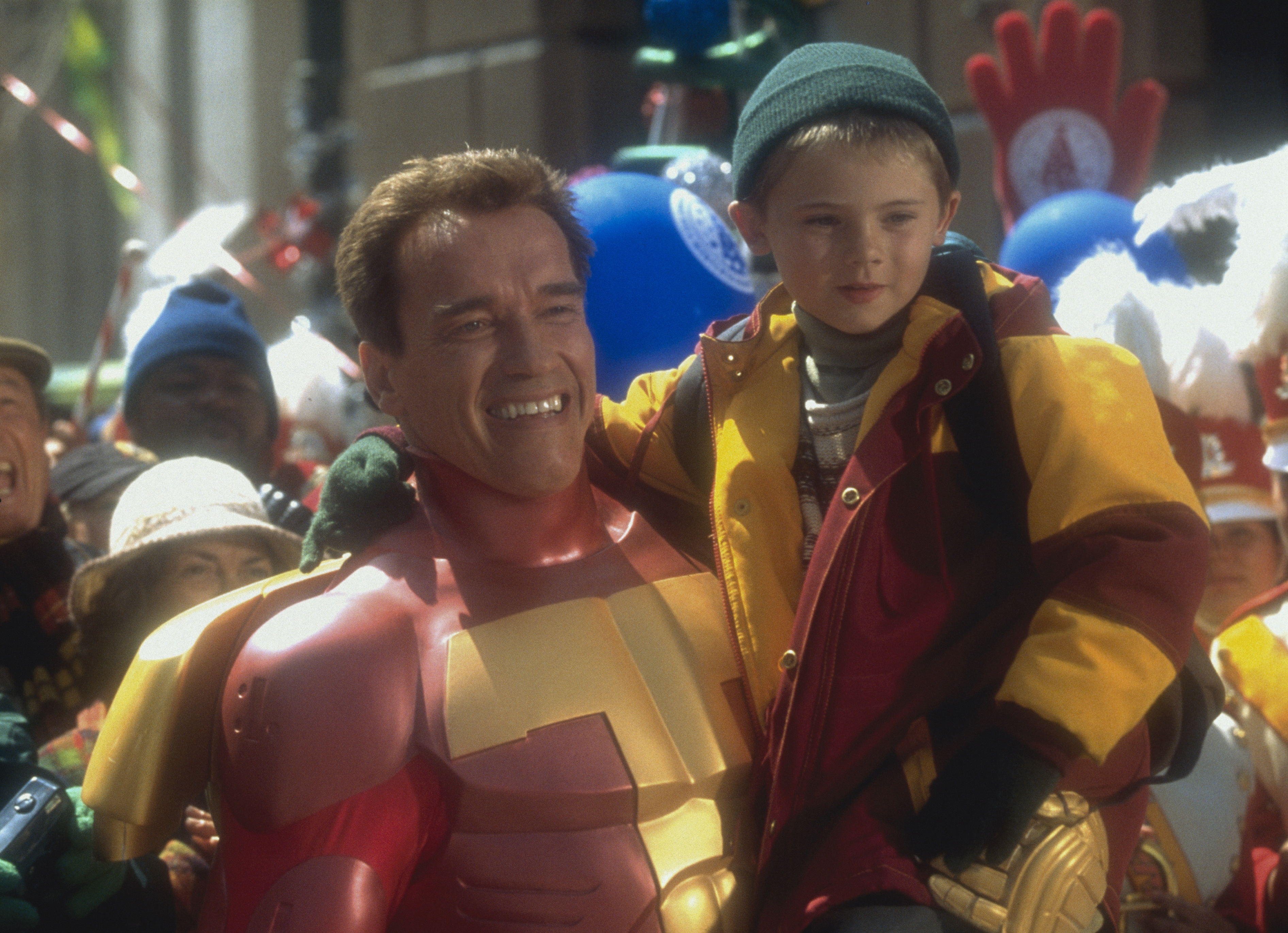 L'acteur Arnold Schwarzenegger avec l'acteur américain Jake Lloyd sur le tournage du film "Jingle All the Way", vers janvier 1996 | Source : Getty Images
