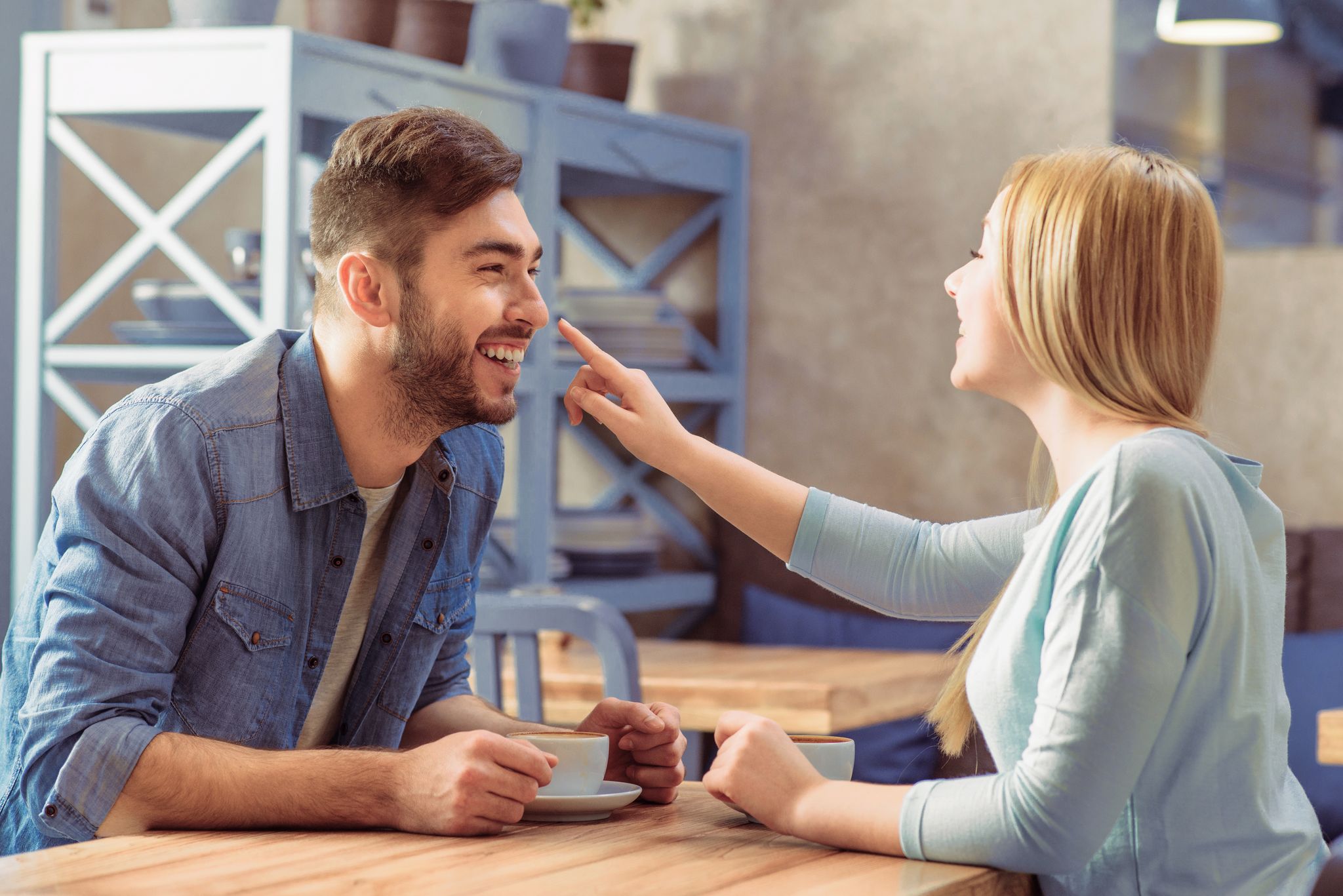 Un couple qui tisse des liens autour d'un café. | Source : Shutterstock