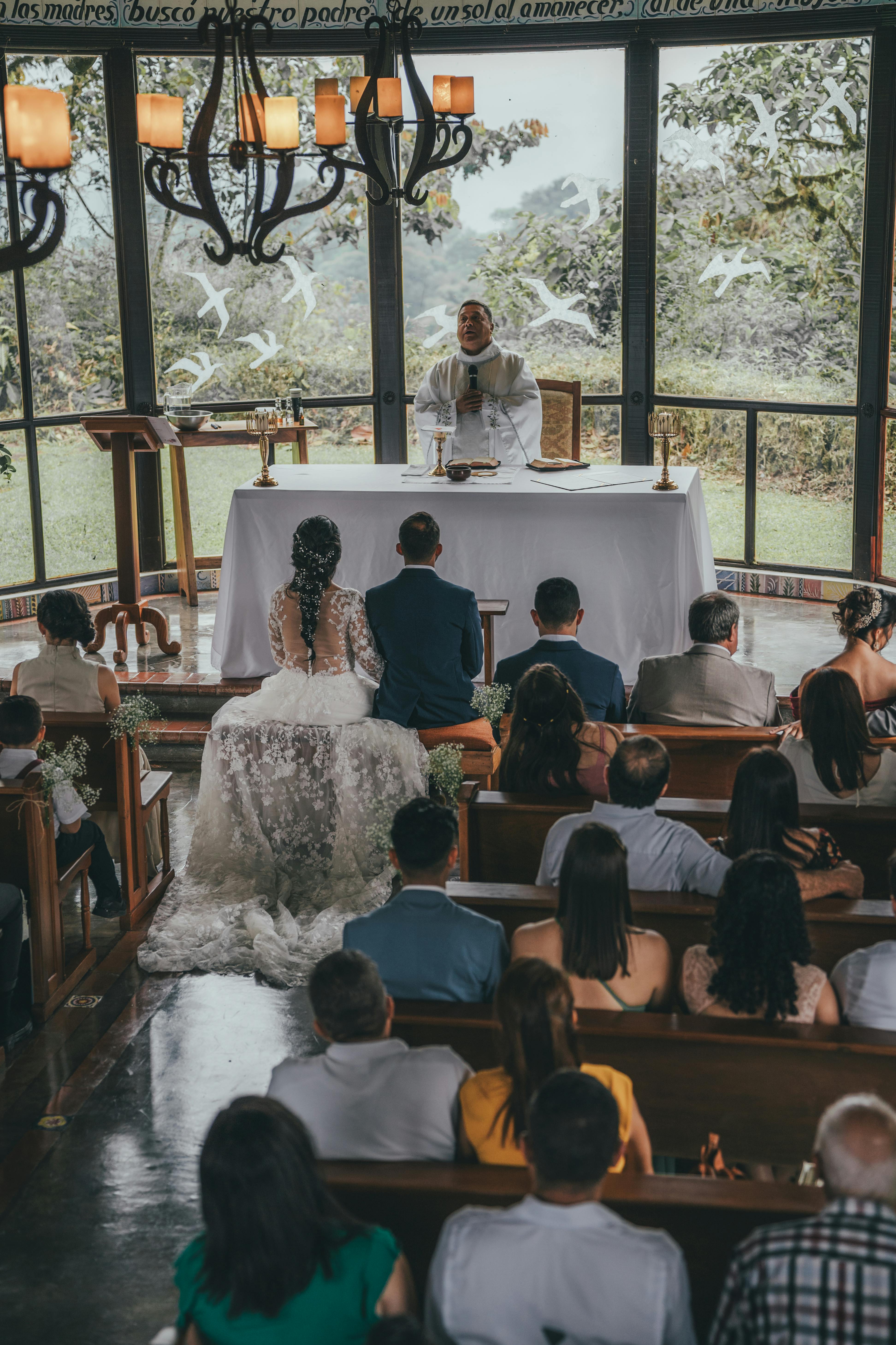 Une foule silencieuse assistant à un mariage | Source : Pexels