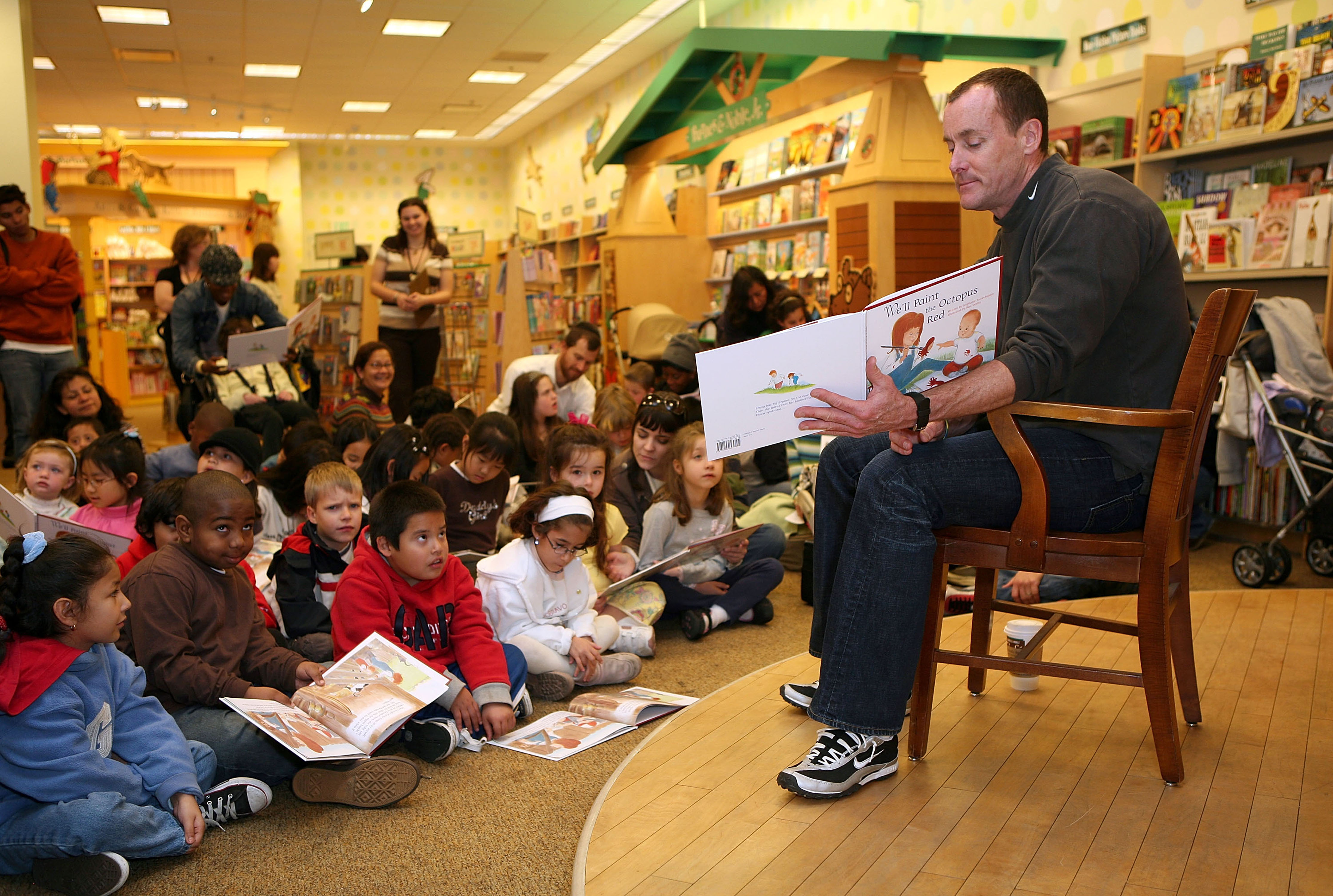 L'acteur de l'histoire lisant pour les enfants atteints du syndrome de Down chez Barnes Barnes &amp; Noble en Californie en 2007 | Source : Getty images