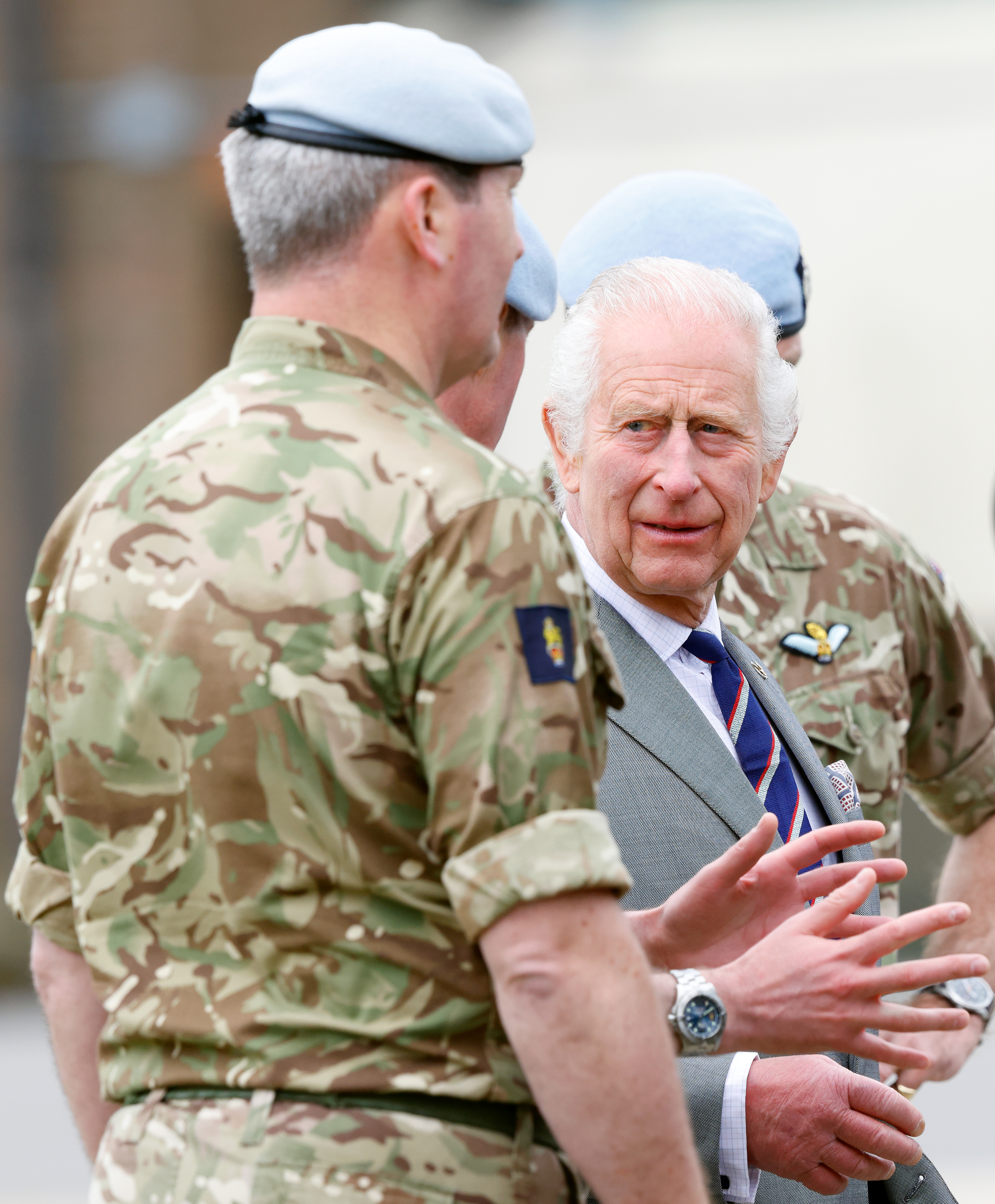 Le roi Charles III au centre d'aviation de l'armée à Middle Wallop, Stockbridge, Royaume-Uni, le 13 mai 2024. | Source : Getty Images