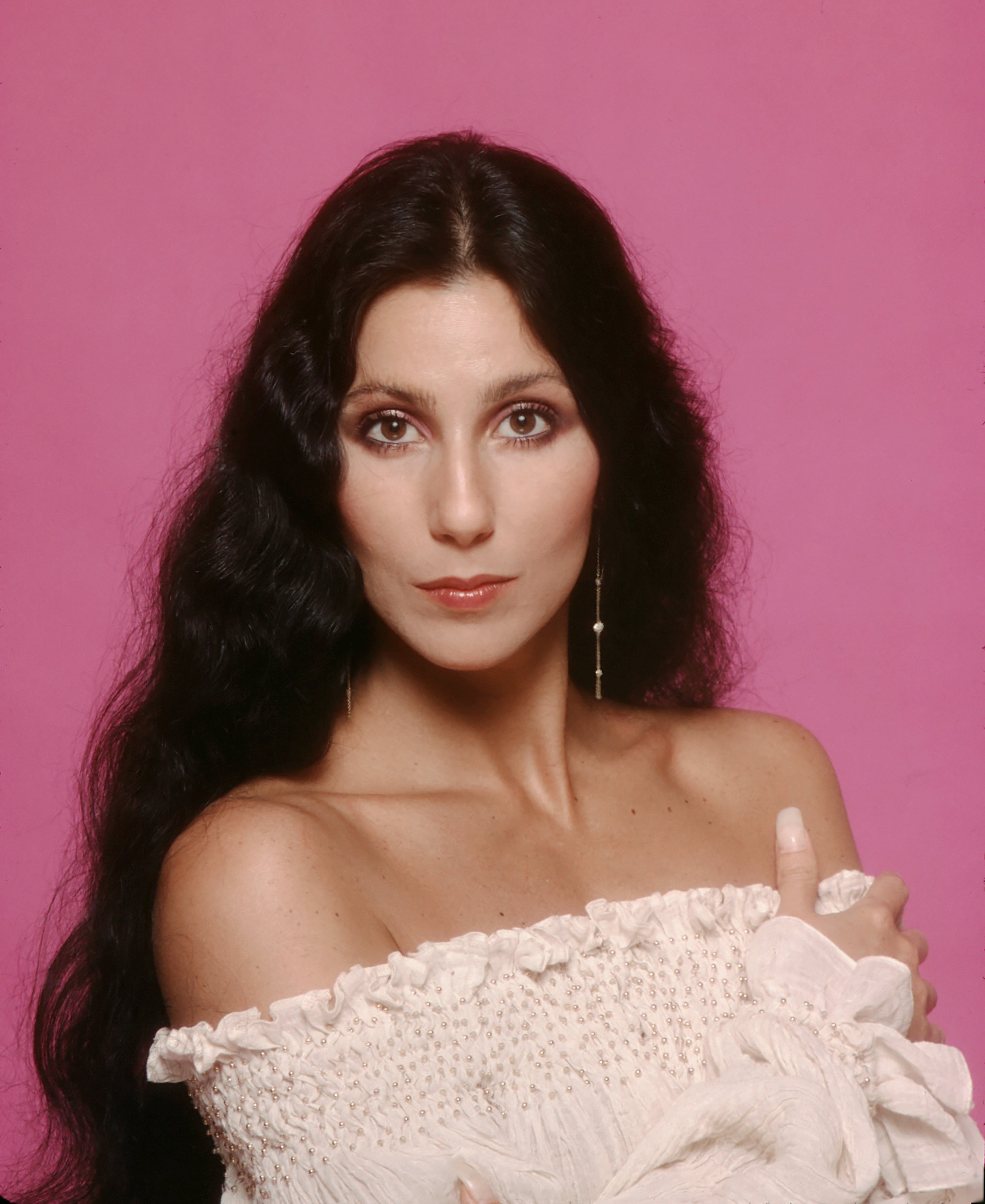 Cher pose lors d'une séance de portrait en 1980 à Los Angeles, Californie | Source : Getty Images