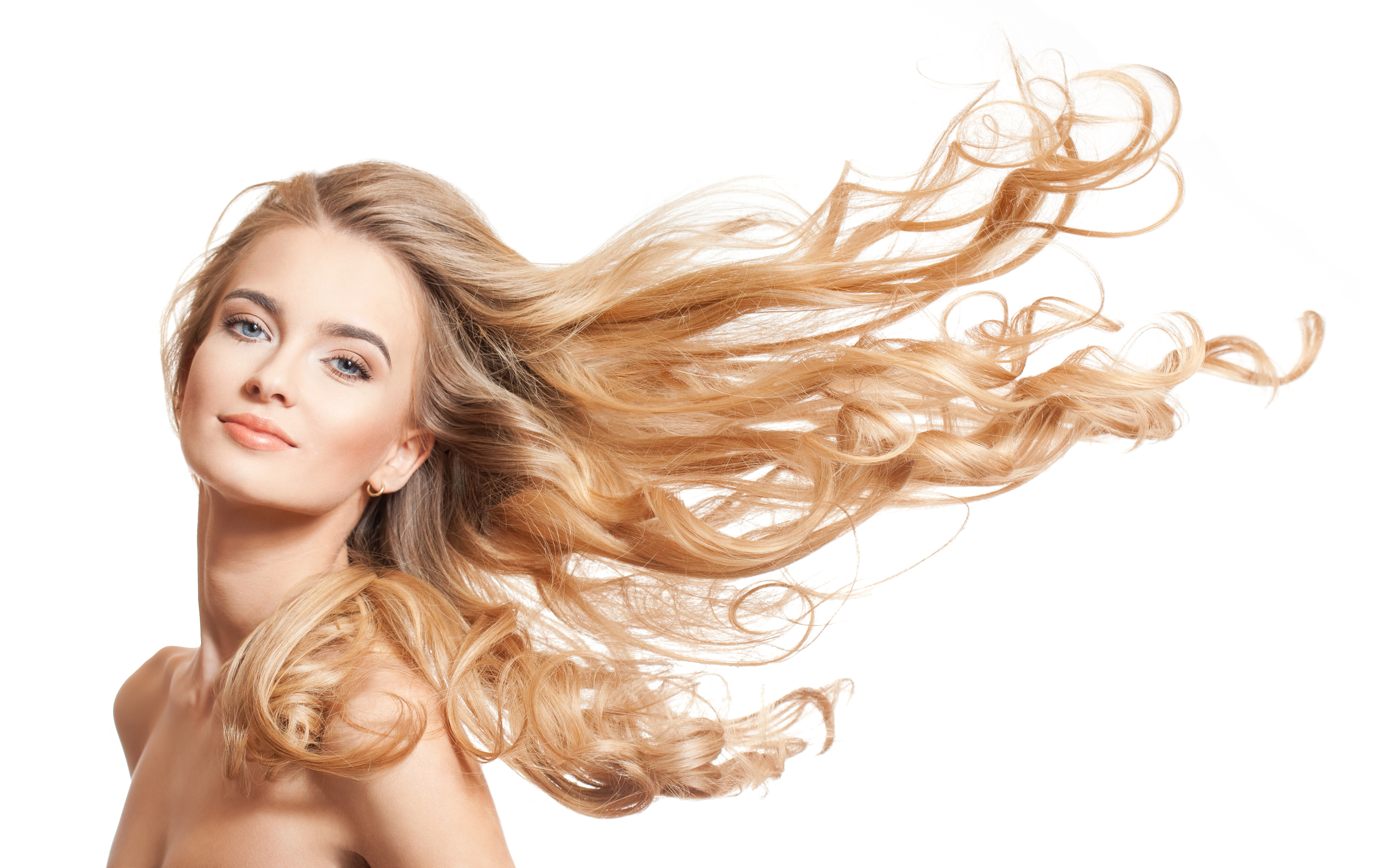 Une femme aux longs cheveux blonds | Source : Shutterstock