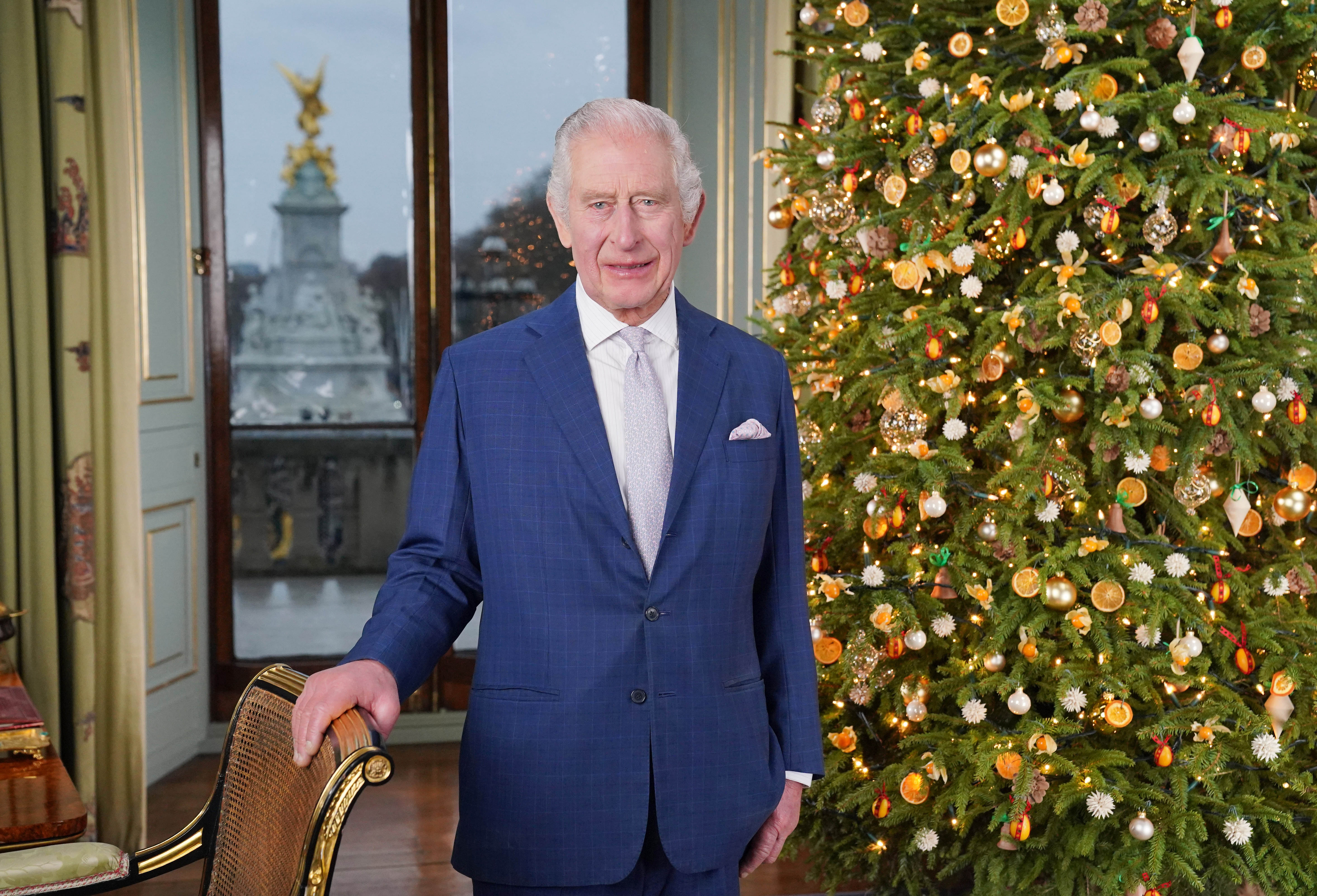 Le roi Charles III pose pendant l'enregistrement de son message de Noël au palais de Buckingham le 7 décembre 2023 à Londres, Angleterre | Source : Getty Images