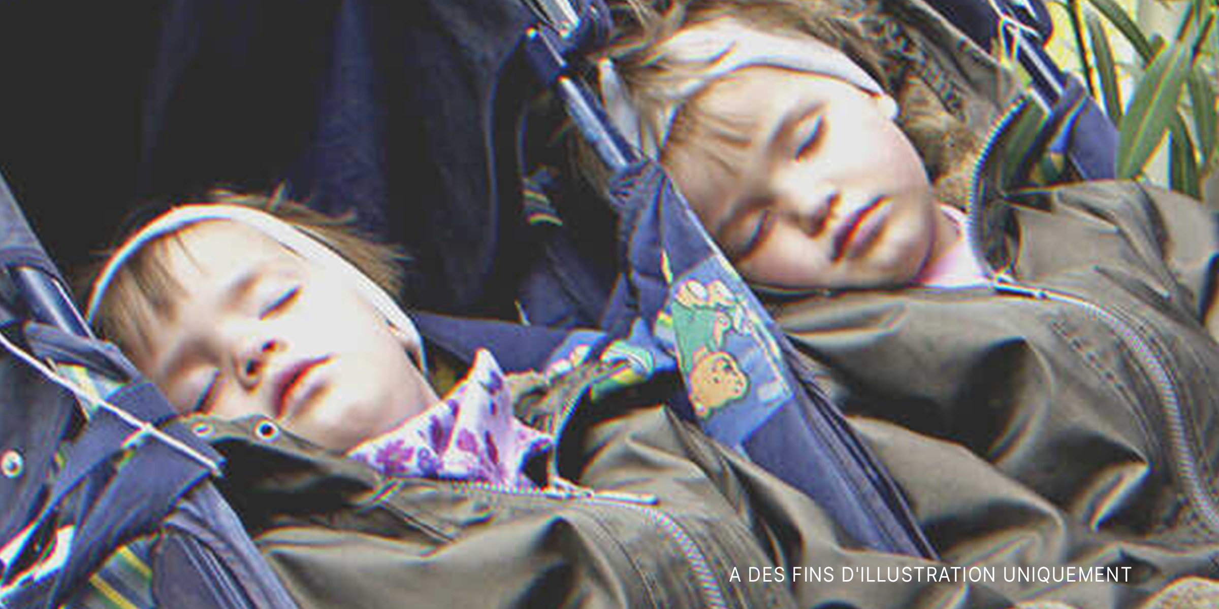 Des jumelles dormant dans une poussette | Source : Getty Images    