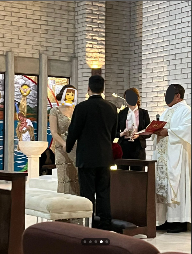 La mariée et le marié devant l'autel | Source : Reddit/r/weddingshaming