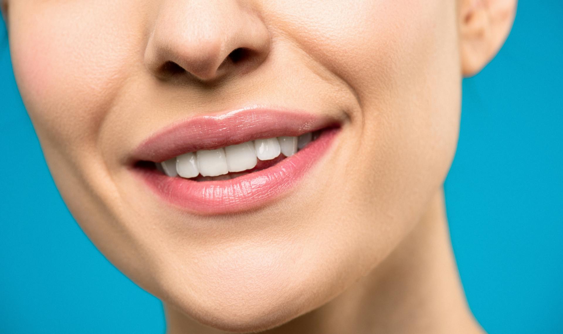 Une femme souriante | Source : Pexels
