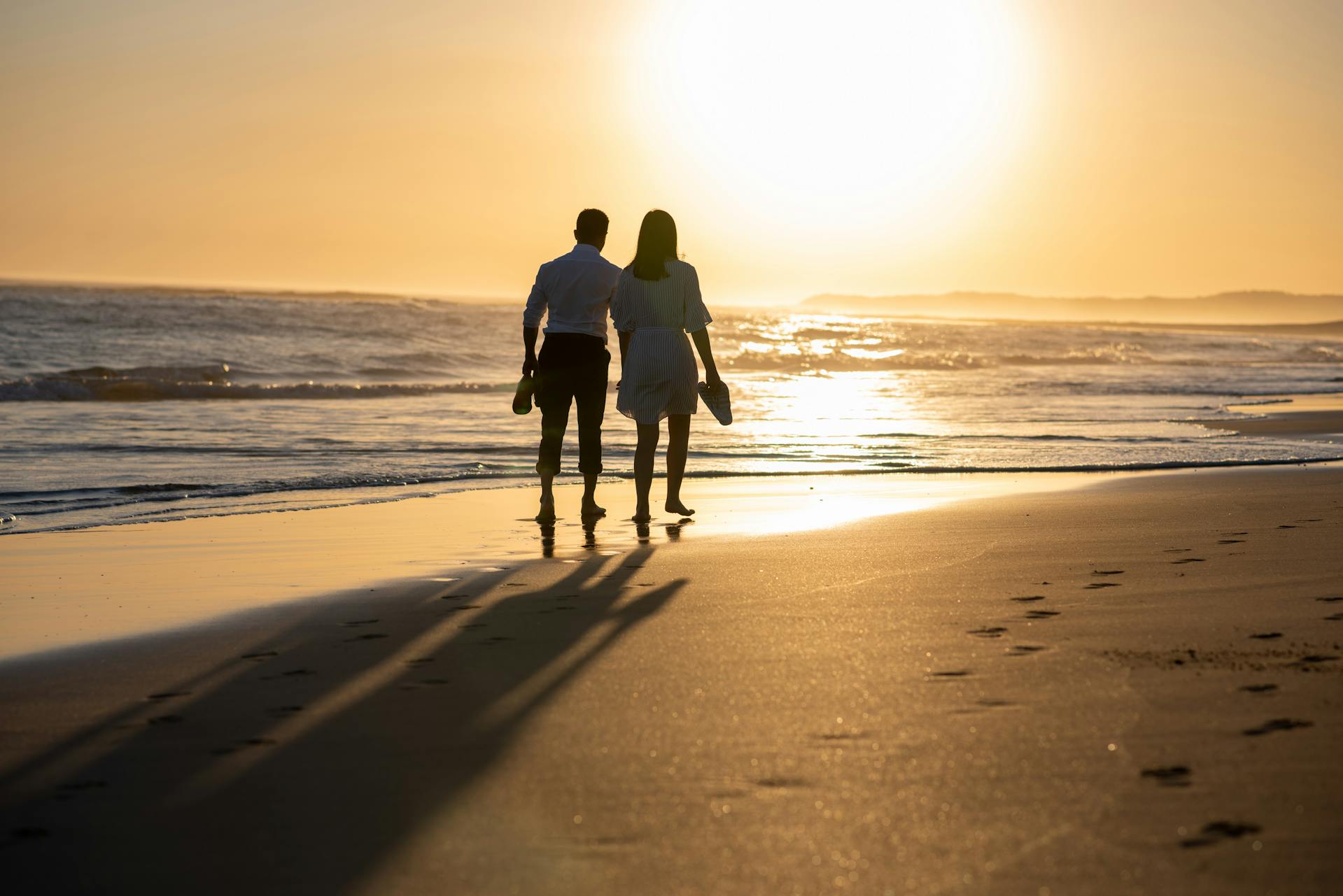 Un couple se promenant sur la plage | Source : Pexels