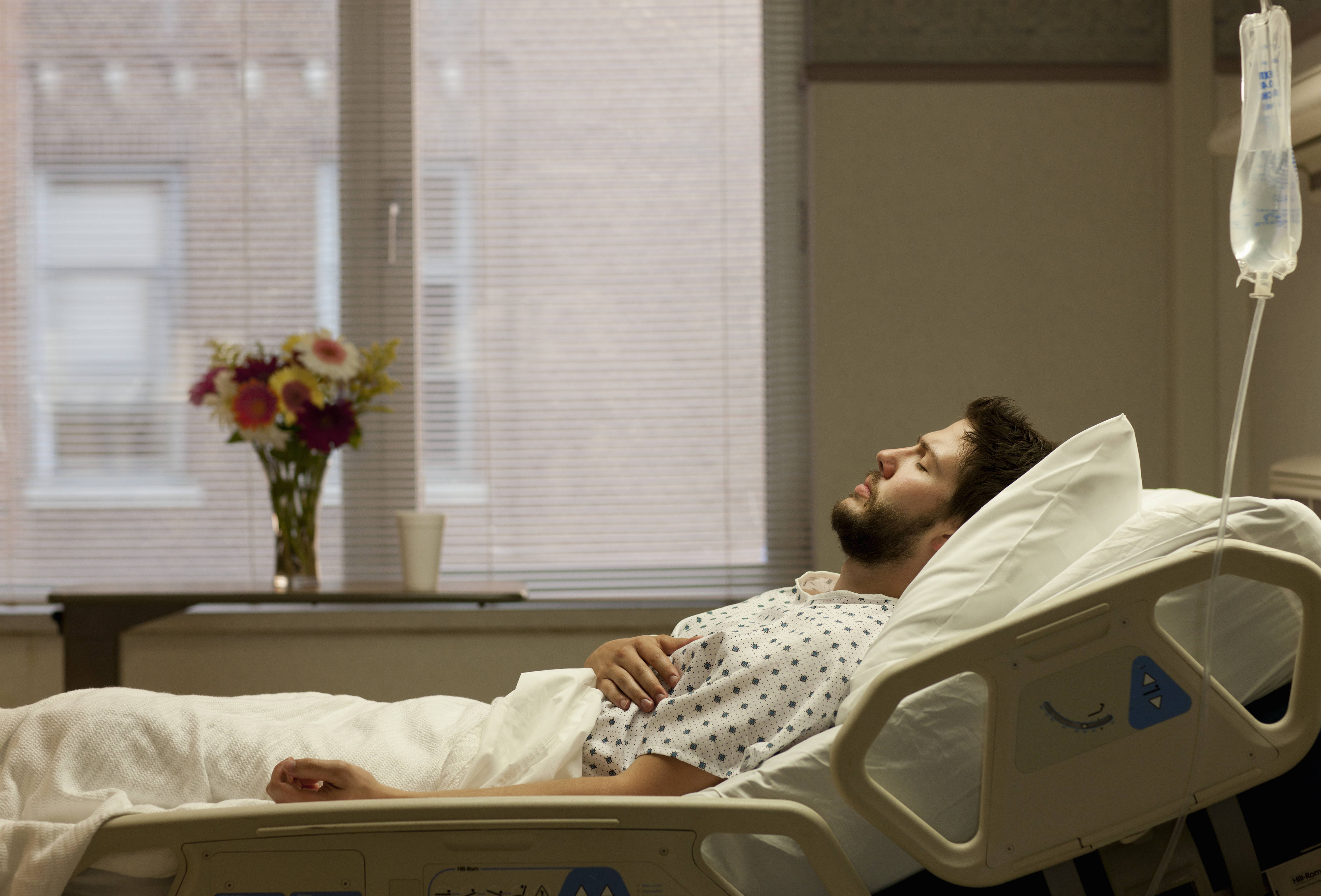 Un homme allongé dans un lit d'hôpital | Source : Getty Images