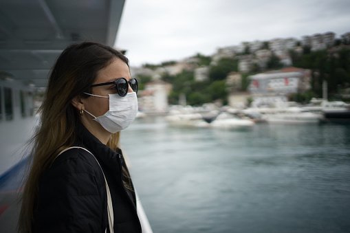 Femme avec le masque. | Photo : Getty Images