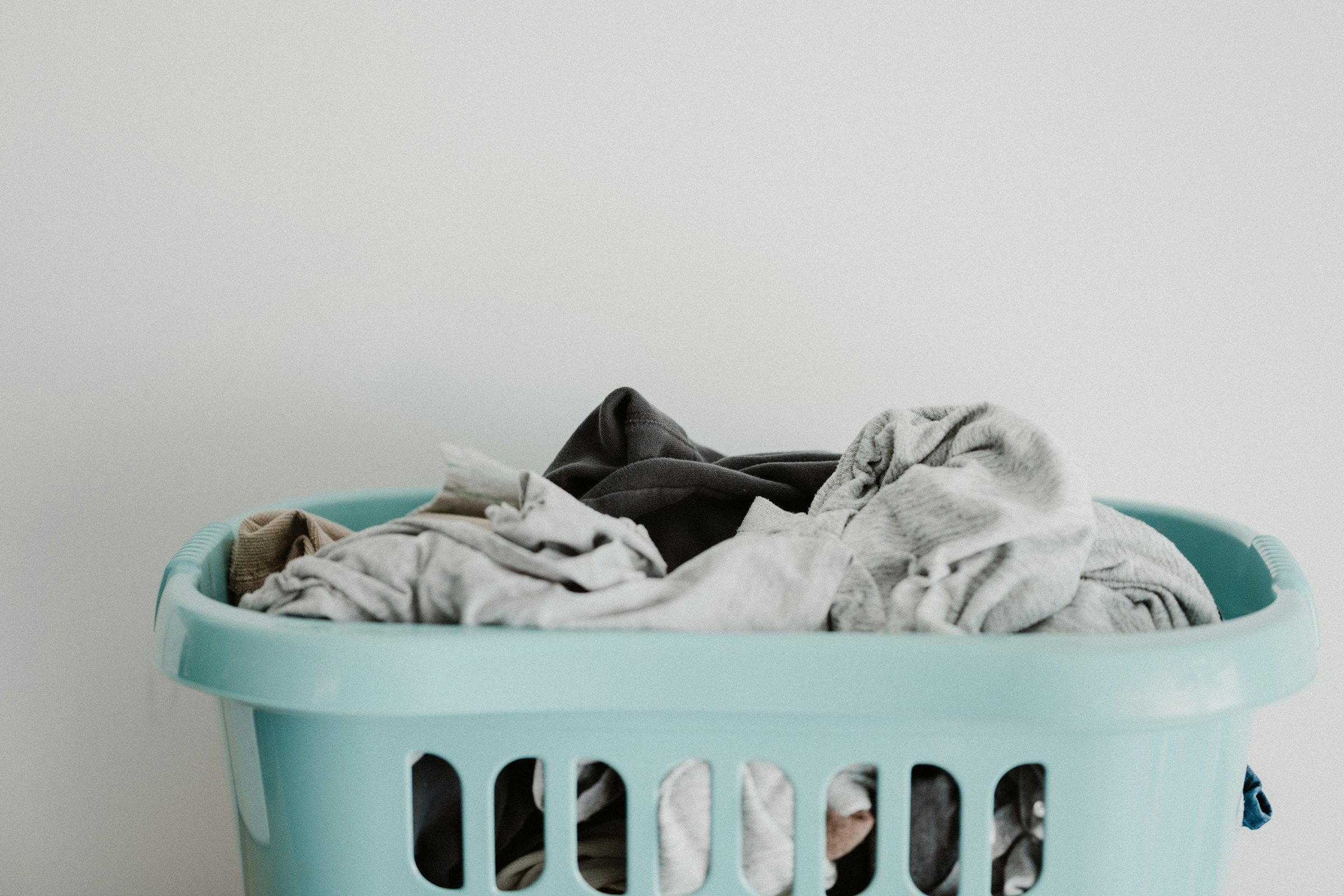 Des vêtements dans un panier à linge | Source : Unsplash