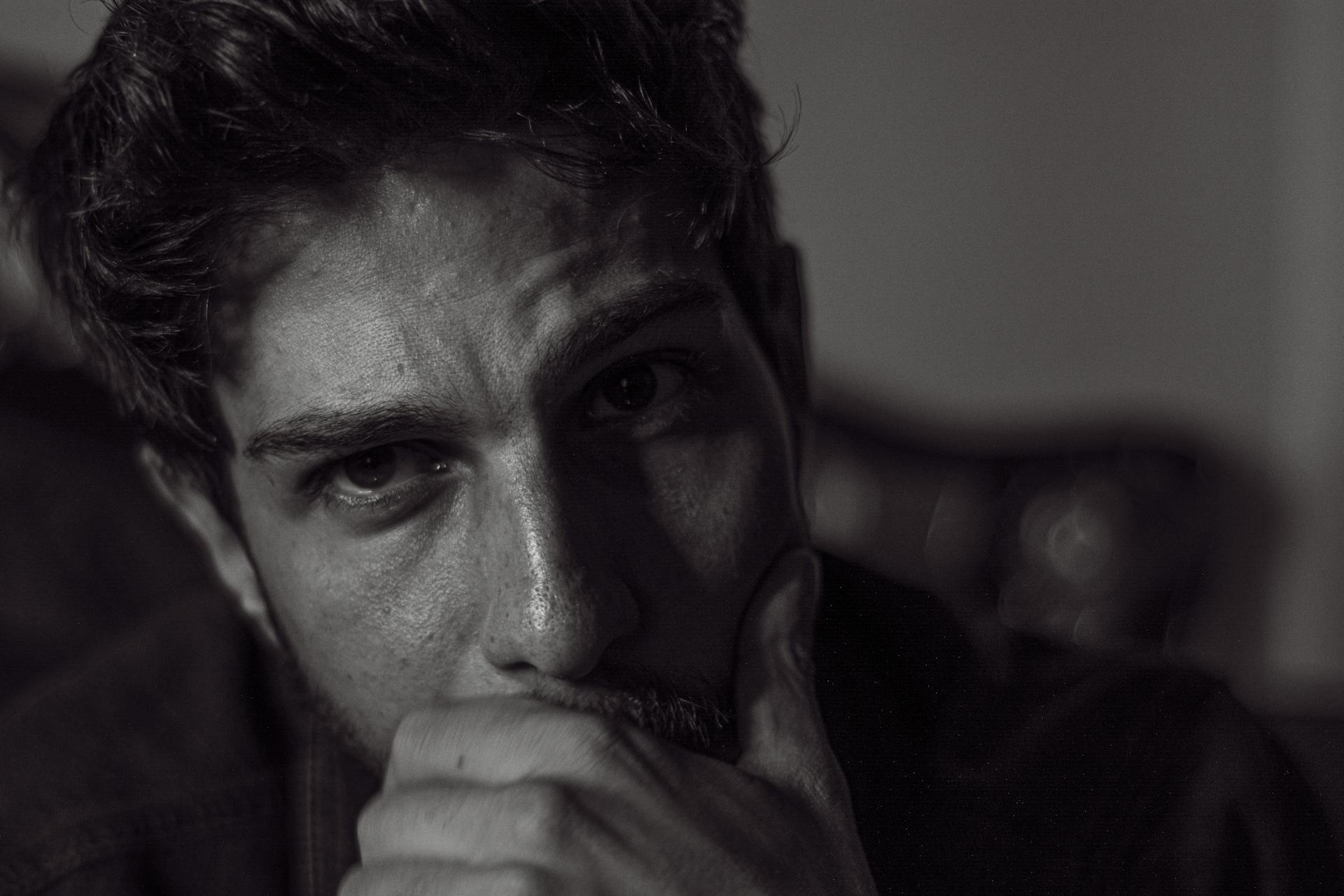 Un homme avec un regard suppliant sur son visage | Source : Pexels