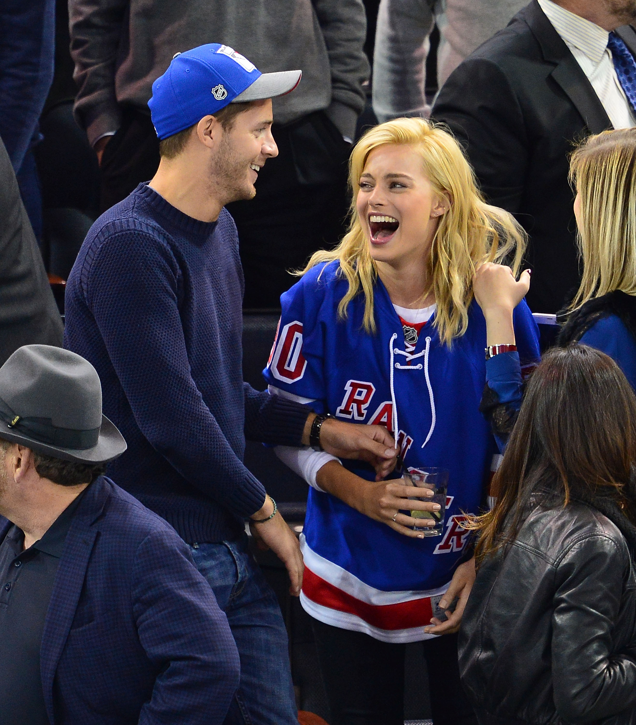 Tom Ackerley et Margot Robbie assistent au match Philadelphia Flyers vs New York Rangers au Madison Square Garden à New York, le 19 novembre 2014 | Source : Getty Images