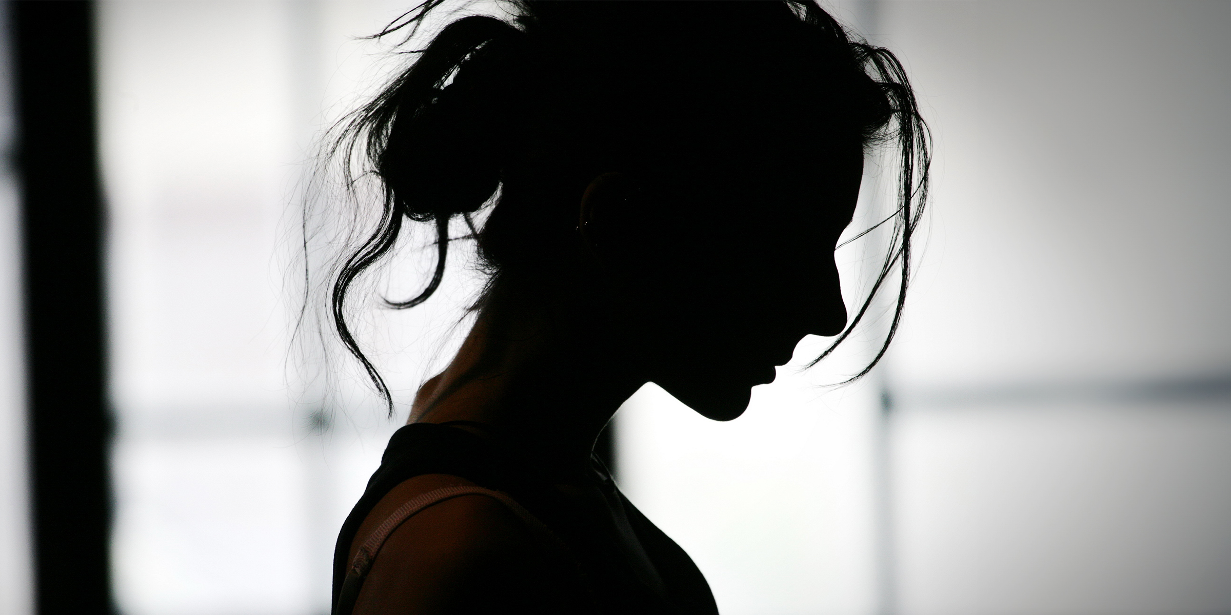 Silhouette d'une femme dans une pièce | Source : Shutterstock