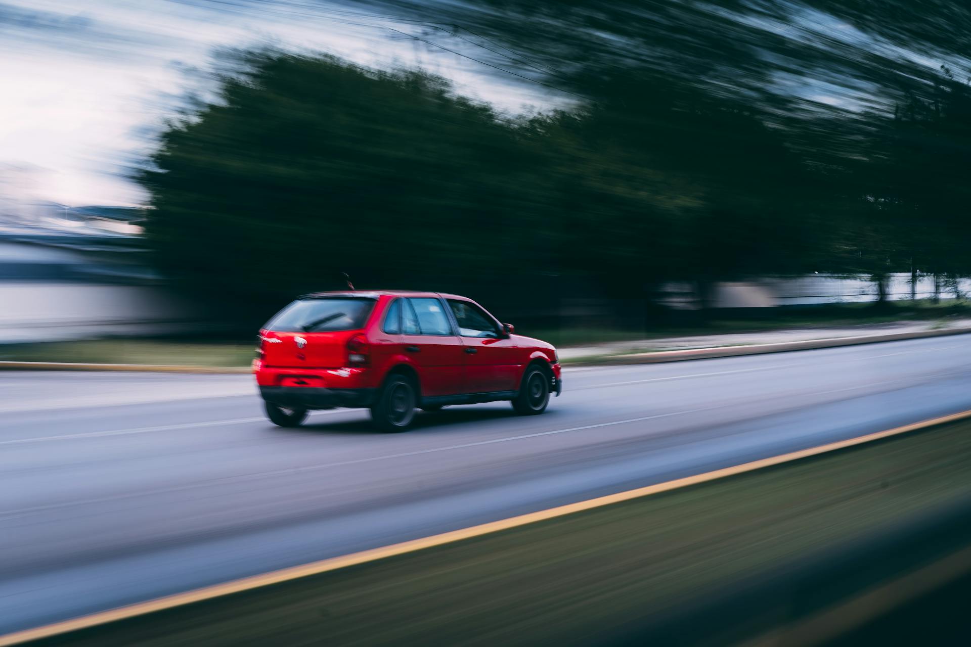 Une voiture circulant dans une rue | Source : Pexels